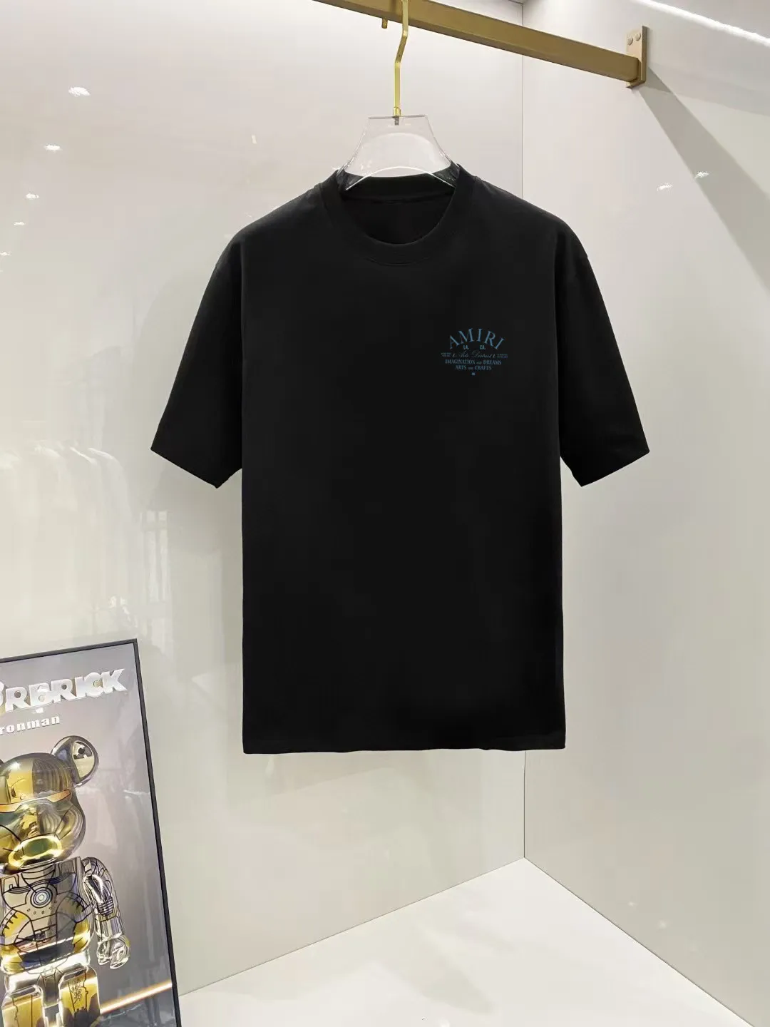 P150 AMIRI# 2025 spring and summer new style debut counter, the latest short-sleeved round neck T-shirt, high-end custom design, avant-garde and fashionable! The brand logo is designed with heavy craftsmanship. High-end customized 250g Xinjiang long-staple cotton fabric. Soft to the touch. Comfortable to wear. Exquisite stitching at the counter level. Fine workmanship. The upper body effect is incomparably handsome! A must-have item for a stylish man! Color: black. White! Size: S M L