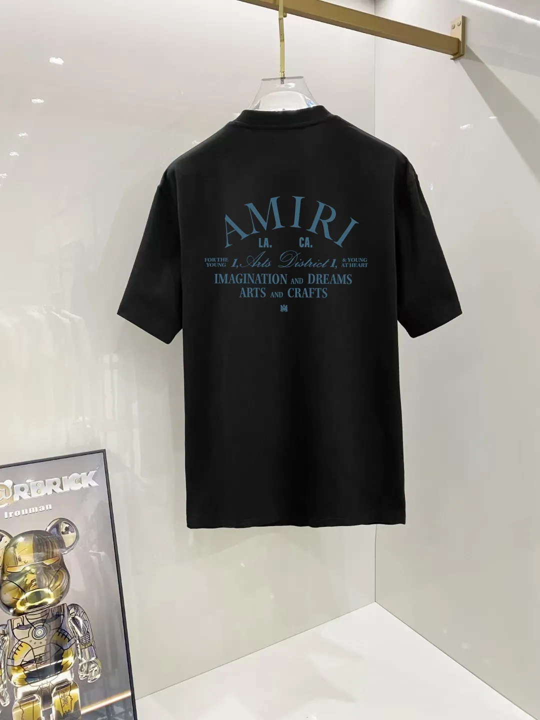 P150 AMIRI# 2025 spring and summer new style debut counter, the latest short-sleeved round neck T-shirt, high-end custom design, avant-garde and fashionable! The brand logo is designed with heavy craftsmanship. High-end customized 250g Xinjiang long-staple cotton fabric. Soft to the touch. Comfortable to wear. Exquisite stitching at the counter level. Fine workmanship. The upper body effect is incomparably handsome! A must-have item for a stylish man! Color: black. White! Size: S M L
