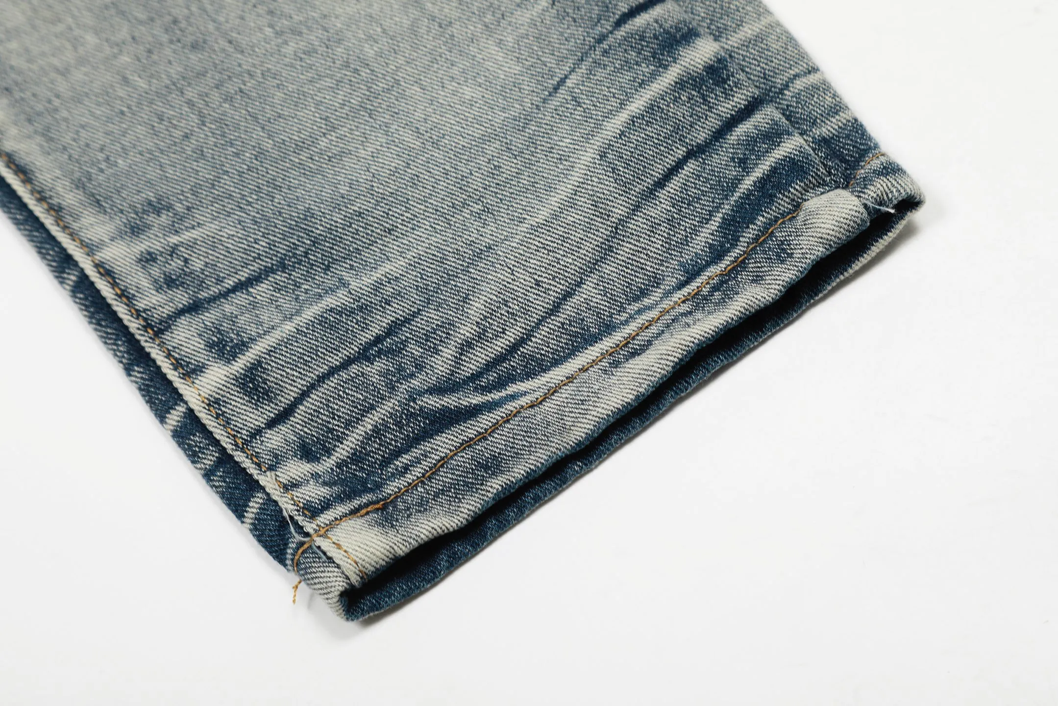 #M28 P168💰 Amiri classic embroidered patched leather ripped letter skinny jeans. Slim skinny jeans. Produced by a major washed factory. Full of high-end. Partial damage to the knees and patchwork design. Already used as a facade design. Leather waist nameplate. The focus of this style is not on the washing, but on the shape and version of the damage. The secret lies in the craftsmanship of the master. The cost of post-processing, grinding, cutting, etc. is far beyond the cost of assembly line products. Color: Picture color Size: 30-32-34-36