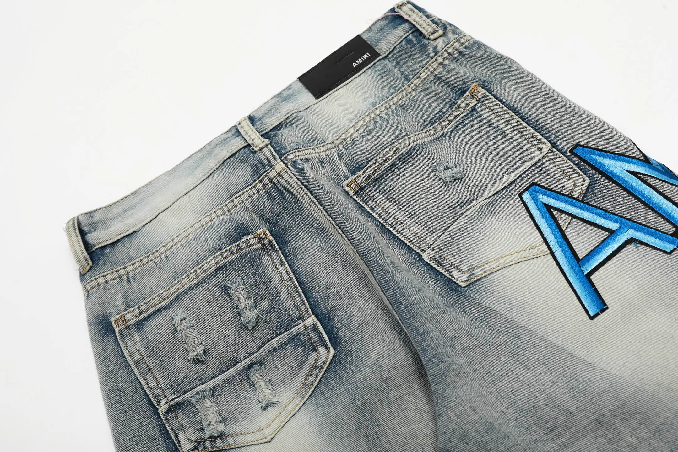 #M28 P168💰 Amiri classic embroidered patched leather ripped letter skinny jeans. Slim skinny jeans. Produced by a major washed factory. Full of high-end. Partial damage to the knees and patchwork design. Already used as a facade design. Leather waist nameplate. The focus of this style is not on the washing, but on the shape and version of the damage. The secret lies in the craftsmanship of the master. The cost of post-processing, grinding, cutting, etc. is far beyond the cost of assembly line products. Color: Picture color Size: 30-32-34-36