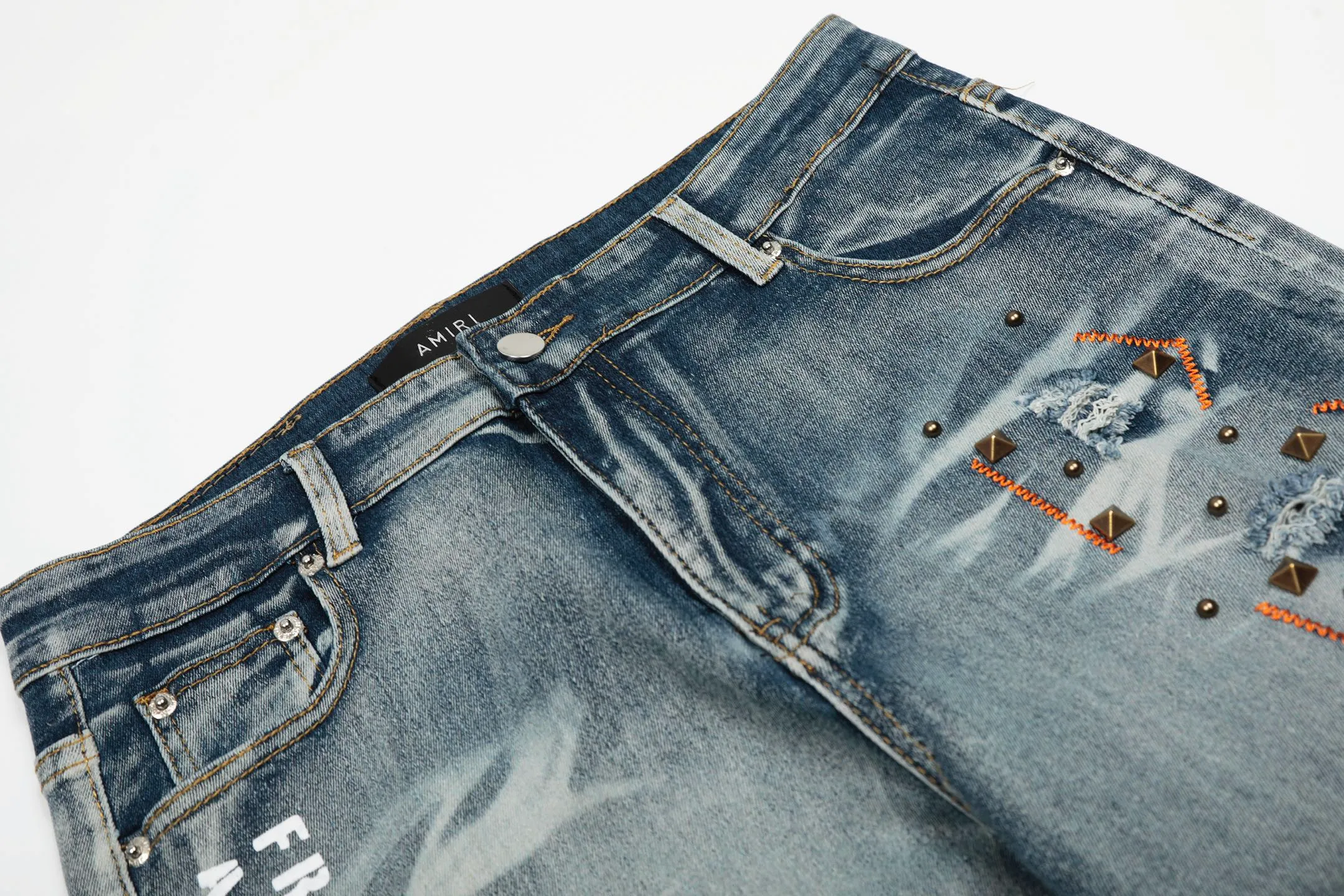 #M58 P168💰 AMIRI patch embroidery jeans trousers AMIRI high street basic ripped tight elastic jeans trousers amiri brand jeans break the production process and cutting of the original jeans, the fabrics are softer and more comfortable Hand-sewn collar label Customized logo buttons Genuine leather tag Color: Picture color Size: 30-32-34-36