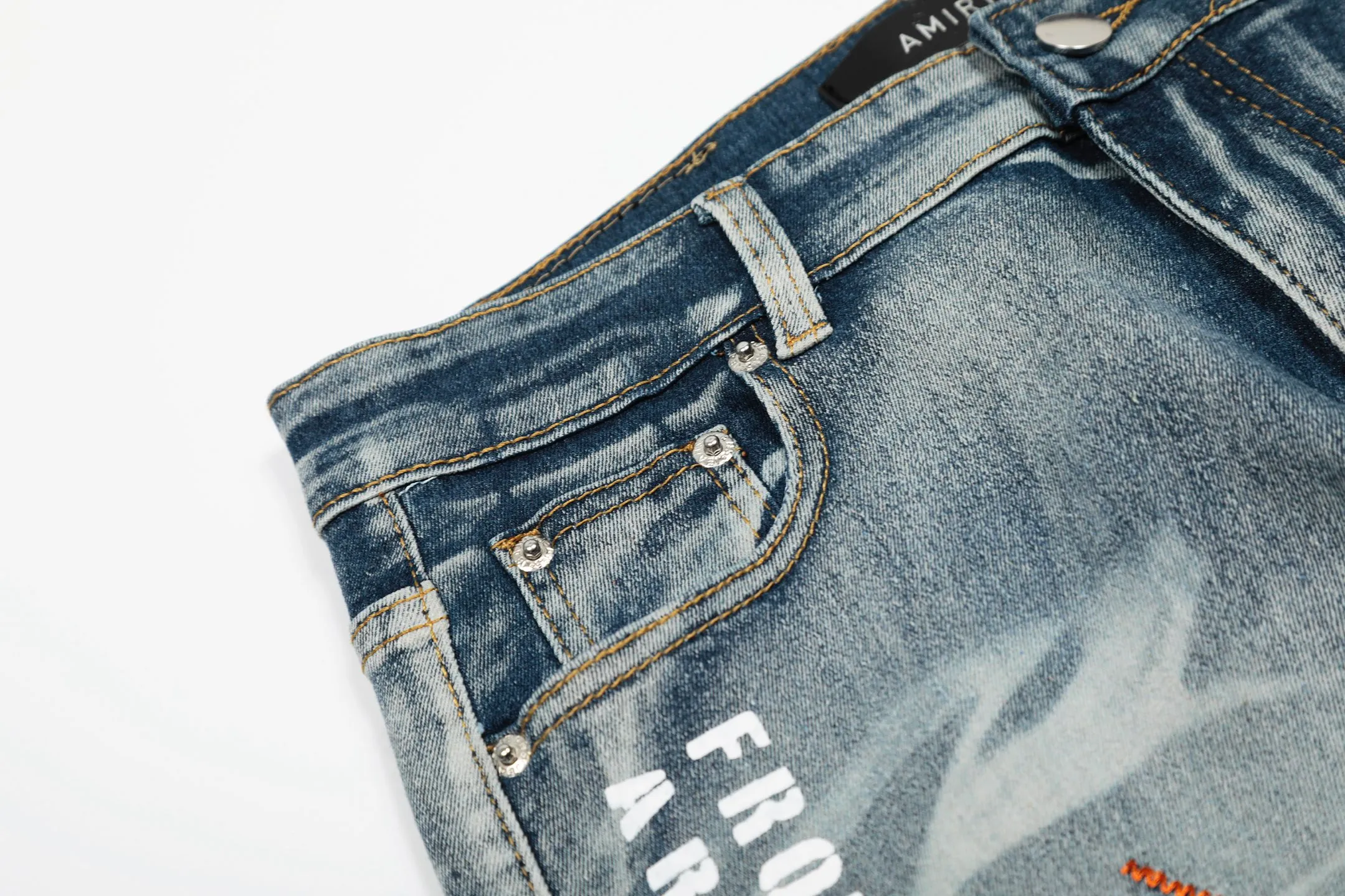 #M58 P168💰 AMIRI patch embroidery jeans trousers AMIRI high street basic ripped tight elastic jeans trousers amiri brand jeans break the production process and cutting of the original jeans, the fabrics are softer and more comfortable Hand-sewn collar label Customized logo buttons Genuine leather tag Color: Picture color Size: 30-32-34-36