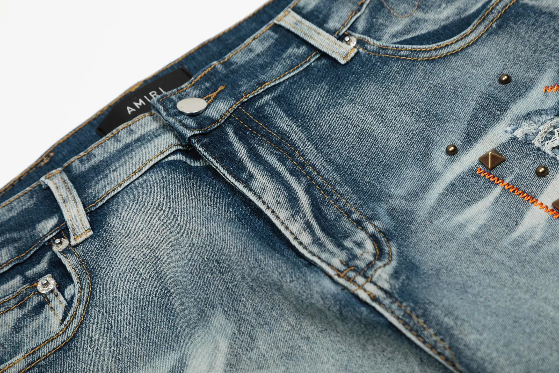 #M58 P168💰 AMIRI patch embroidery jeans trousers AMIRI high street basic ripped tight elastic jeans trousers amiri brand jeans break the production process and cutting of the original jeans, the fabrics are softer and more comfortable Hand-sewn collar label Customized logo buttons Genuine leather tag Color: Picture color Size: 30-32-34-36