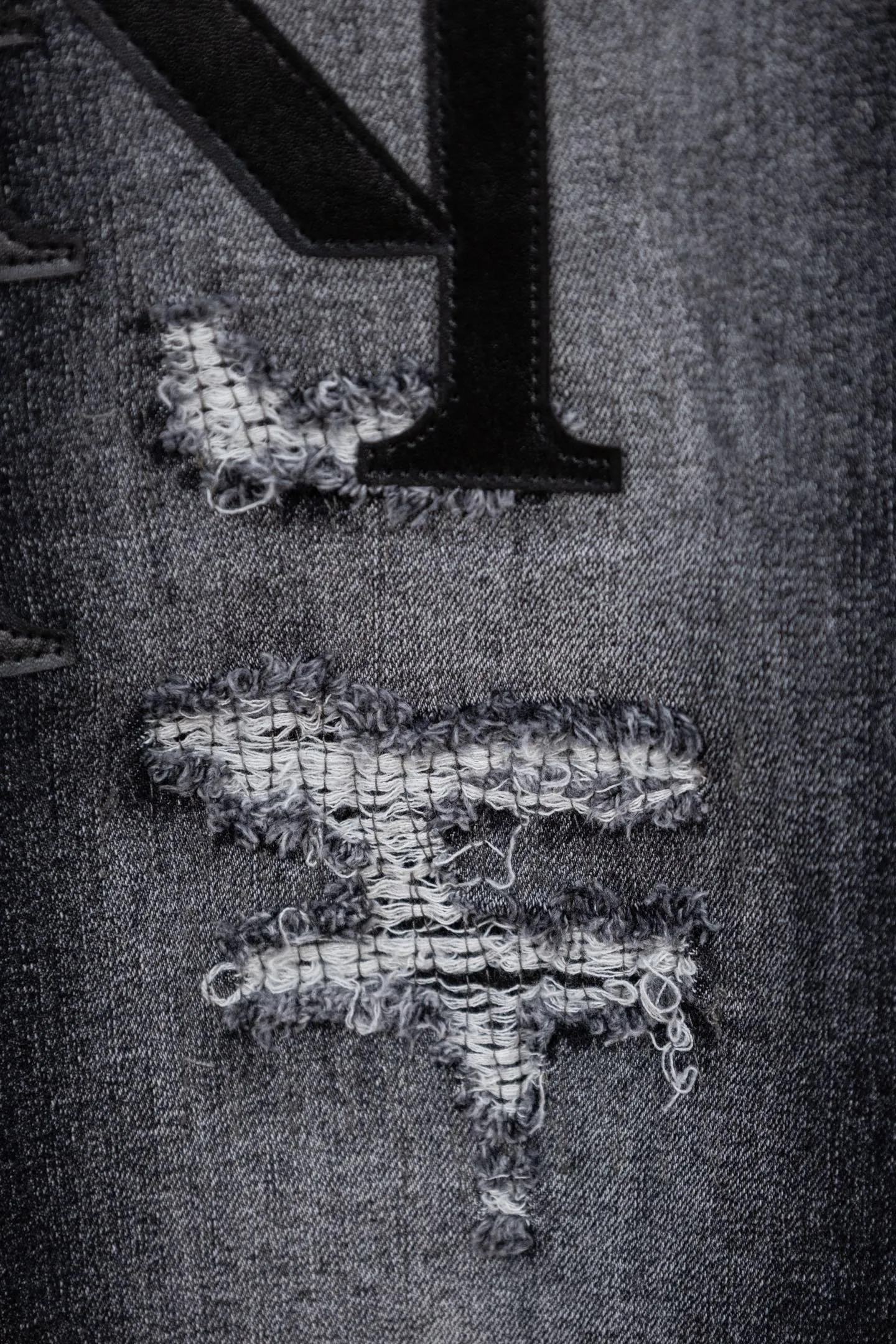 P230 AMIRI black and gray distressed ripped slim-fit jeans trousers amiri is transliterated as Emil, which is the name of the founder. Mike Amiri, the founder of amiri, grew up in Los Angeles, USA. He was influenced by local street culture and Punk Rock since he was a child, so he founded the amiri brand named after himself. A variety of trendy brand clothing meets the needs of different fashion players. Amiri clothing has novel and unique styles and is a well-known street brand in the United States. The styles and styles of many clothes are loved by many street photographers. The various clothing styles meet the dressing needs of different people, show their unique temperament, and show the trend of dressing. amiri's jeans are relatively famous. Not only do they have many styles, but the quality of the jeans is also very good. Many celebrities have also worn amiri brand jeans. Size: 28-34 Color: white label red label black label