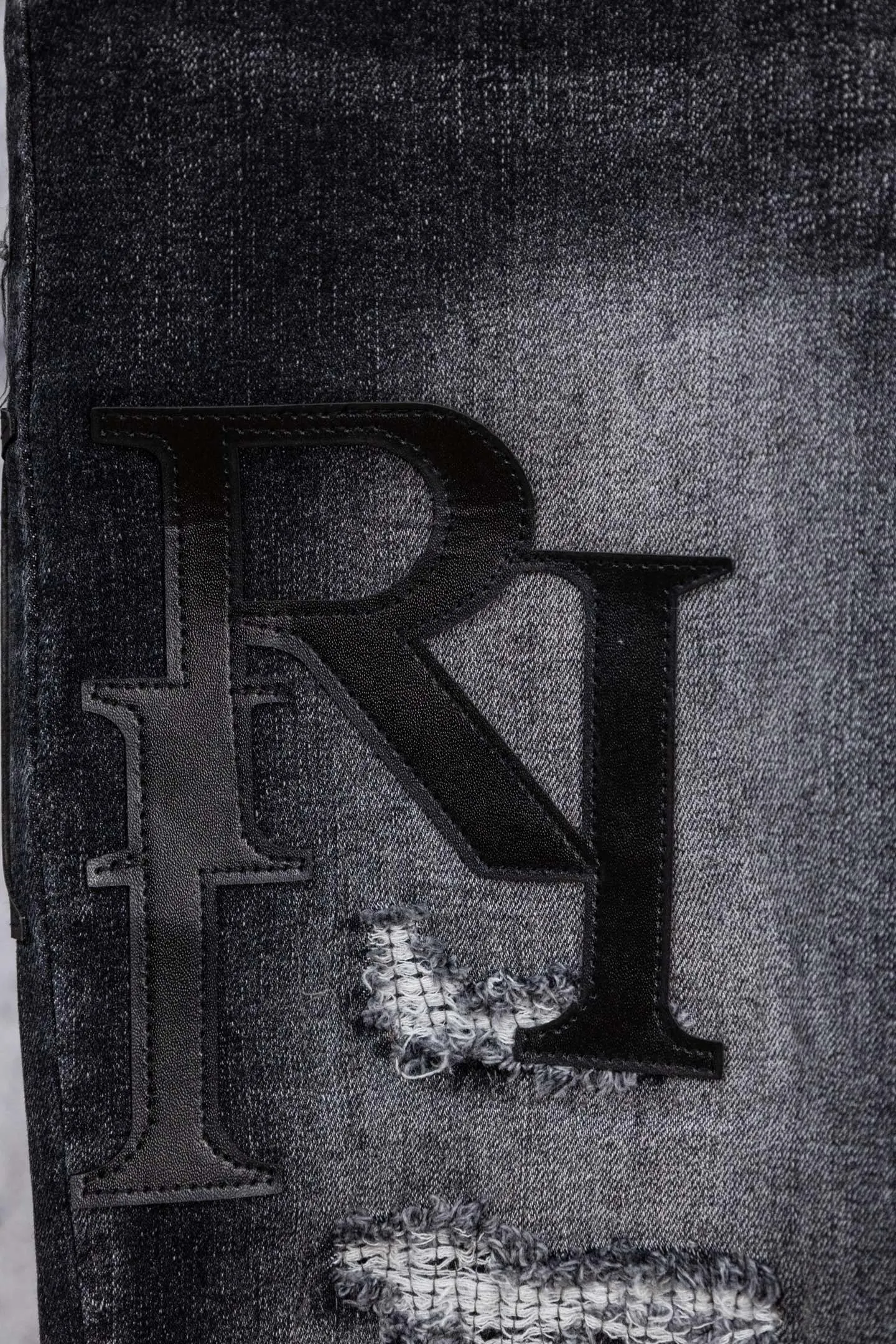 P230 AMIRI black and gray distressed ripped slim-fit jeans trousers amiri is transliterated as Emil, which is the name of the founder. Mike Amiri, the founder of amiri, grew up in Los Angeles, USA. He was influenced by local street culture and Punk Rock since he was a child, so he founded the amiri brand named after himself. A variety of trendy brand clothing meets the needs of different fashion players. Amiri clothing has novel and unique styles and is a well-known street brand in the United States. The styles and styles of many clothes are loved by many street photographers. The various clothing styles meet the dressing needs of different people, show their unique temperament, and show the trend of dressing. amiri's jeans are relatively famous. Not only do they have many styles, but the quality of the jeans is also very good. Many celebrities have also worn amiri brand jeans. Size: 28-34 Color: white label red label black label