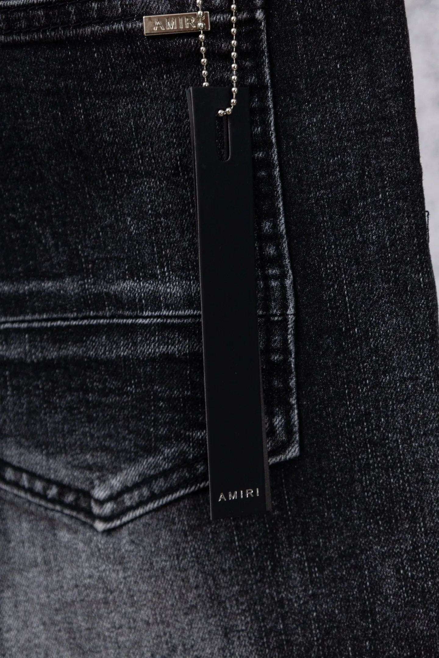 P230 AMIRI black and gray distressed ripped slim-fit jeans trousers amiri is transliterated as Emil, which is the name of the founder. Mike Amiri, the founder of amiri, grew up in Los Angeles, USA. He was influenced by local street culture and Punk Rock since he was a child, so he founded the amiri brand named after himself. A variety of trendy brand clothing meets the needs of different fashion players. Amiri clothing has novel and unique styles and is a well-known street brand in the United States. The styles and styles of many clothes are loved by many street photographers. The various clothing styles meet the dressing needs of different people, show their unique temperament, and show the trend of dressing. amiri's jeans are relatively famous. Not only do they have many styles, but the quality of the jeans is also very good. Many celebrities have also worn amiri brand jeans. Size: 28-34 Color: white label red label black label