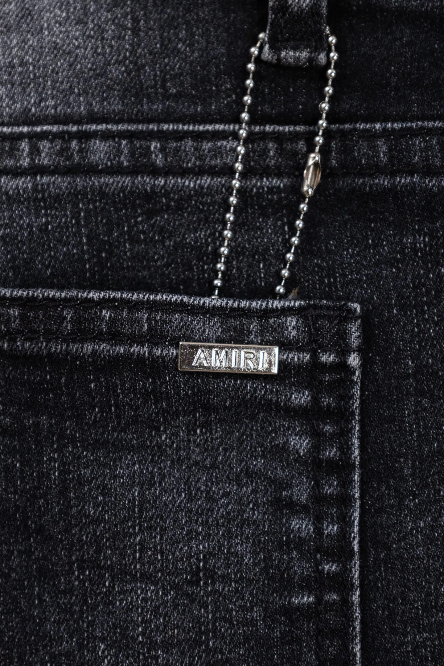 P230 AMIRI black and gray distressed ripped slim-fit jeans trousers amiri is transliterated as Emil, which is the name of the founder. Mike Amiri, the founder of amiri, grew up in Los Angeles, USA. He was influenced by local street culture and Punk Rock since he was a child, so he founded the amiri brand named after himself. A variety of trendy brand clothing meets the needs of different fashion players. Amiri clothing has novel and unique styles and is a well-known street brand in the United States. The styles and styles of many clothes are loved by many street photographers. The various clothing styles meet the dressing needs of different people, show their unique temperament, and show the trend of dressing. amiri's jeans are relatively famous. Not only do they have many styles, but the quality of the jeans is also very good. Many celebrities have also worn amiri brand jeans. Size: 28-34 Color: white label red label black label