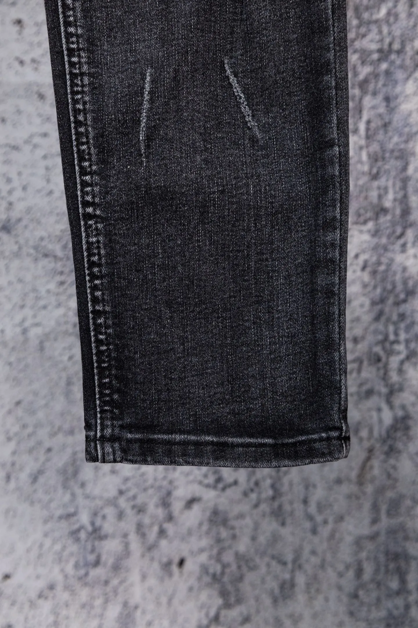 P230 AMIRI black and gray distressed ripped slim-fit jeans trousers amiri is transliterated as Emil, which is the name of the founder. Mike Amiri, the founder of amiri, grew up in Los Angeles, USA. He was influenced by local street culture and Punk Rock since he was a child, so he founded the amiri brand named after himself. A variety of trendy brand clothing meets the needs of different fashion players. Amiri clothing has novel and unique styles and is a well-known street brand in the United States. The styles and styles of many clothes are loved by many street photographers. The various clothing styles meet the dressing needs of different people, show their unique temperament, and show the trend of dressing. amiri's jeans are relatively famous. Not only do they have many styles, but the quality of the jeans is also very good. Many celebrities have also worn amiri brand jeans. Size: 28-34 Color: white label red label black label