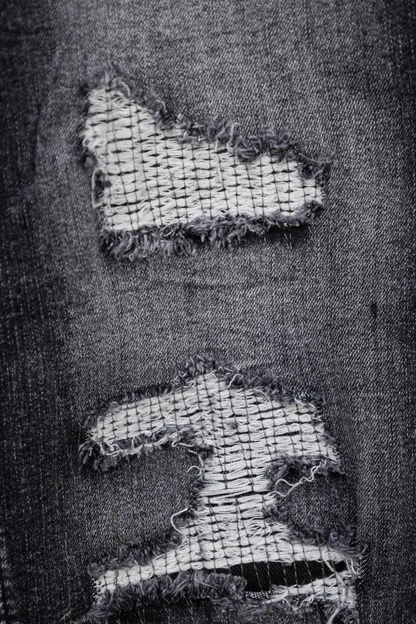P230 AMIRI black and gray distressed ripped slim-fit jeans trousers amiri is transliterated as Emil, which is the name of the founder. Mike Amiri, the founder of amiri, grew up in Los Angeles, USA. He was influenced by local street culture and Punk Rock since he was a child, so he founded the amiri brand named after himself. A variety of trendy brand clothing meets the needs of different fashion players. Amiri clothing has novel and unique styles and is a well-known street brand in the United States. The styles and styles of many clothes are loved by many street photographers. The various clothing styles meet the dressing needs of different people, show their unique temperament, and show the trend of dressing. amiri's jeans are relatively famous. Not only do they have many styles, but the quality of the jeans is also very good. Many celebrities have also worn amiri brand jeans. Size: 28-34 Color: white label red label black label