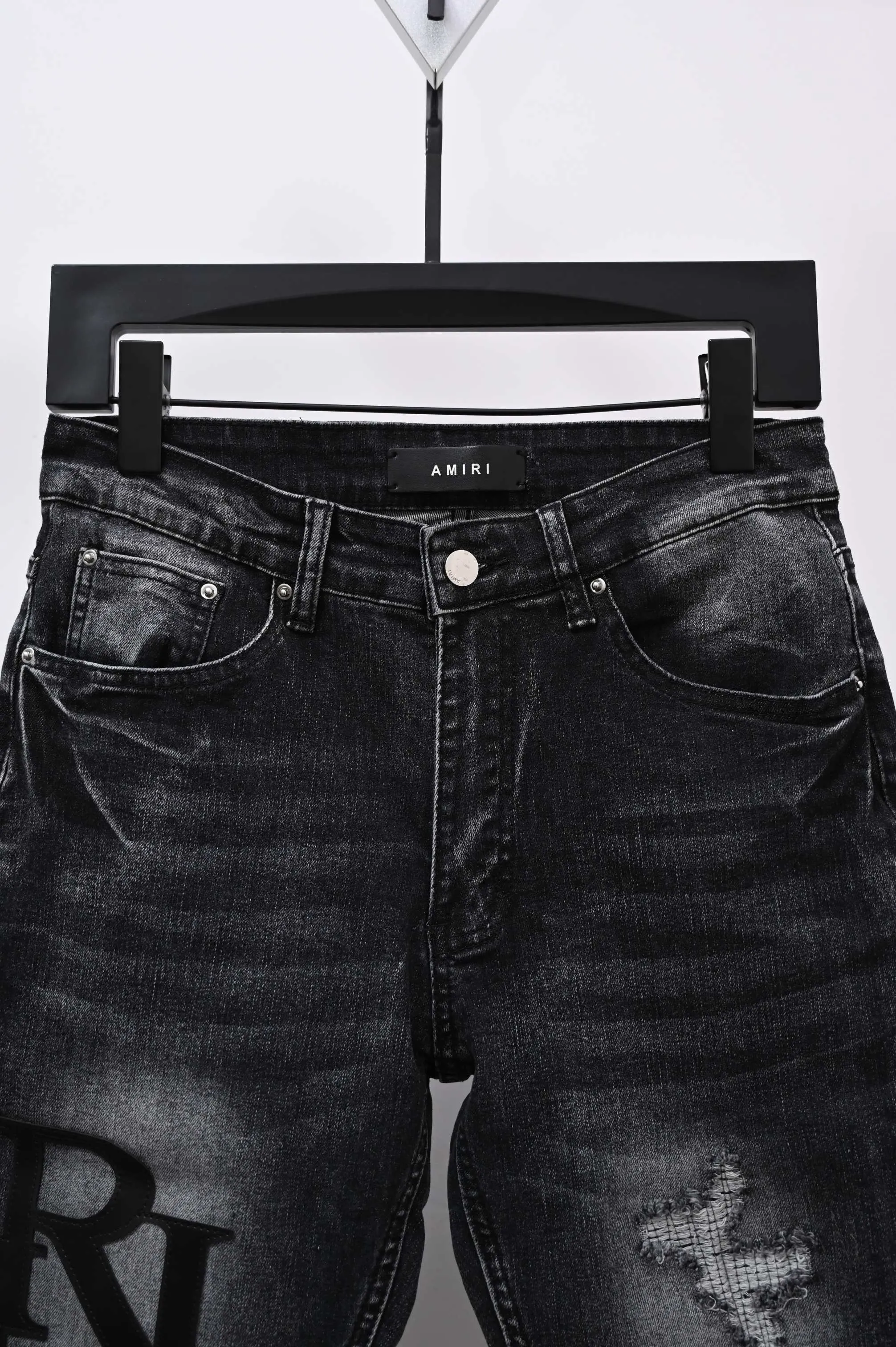 P250 Style number: (A016) Amiri 2025 new frayed black leather embroidered letters couple style washed stretch jeans 🔥High version🔥High version🔥 Top ceiling quality Styles with different washed textures are very friendly to people with thin legs and thick legs. The straight and loose version is very flattering. Moderate length that never goes out of style, easy to match with casually, basic styling for various styles, a must-have in the wardrobe! The fabric is stiff but also makes the upper body soft without losing texture. The washing process is even more perfect. It is a must-have item for everyone! ! ! Washed wheat, tag, pants label, three complete labels Color: washed black Size: 28, 30, 32, 34 (four sizes)