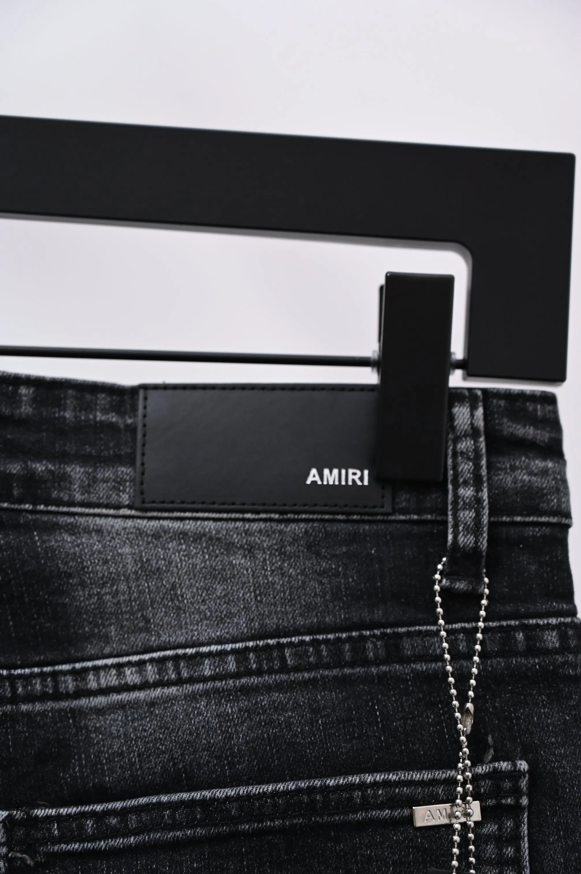P250 Style number: (A016) Amiri 2025 new frayed black leather embroidered letters couple style washed stretch jeans 🔥High version🔥High version🔥 Top ceiling quality Styles with different washed textures are very friendly to people with thin legs and thick legs. The straight and loose version is very flattering. Moderate length that never goes out of style, easy to match with casually, basic styling for various styles, a must-have in the wardrobe! The fabric is stiff but also makes the upper body soft without losing texture. The washing process is even more perfect. It is a must-have item for everyone! ! ! Washed wheat, tag, pants label, three complete labels Color: washed black Size: 28, 30, 32, 34 (four sizes)