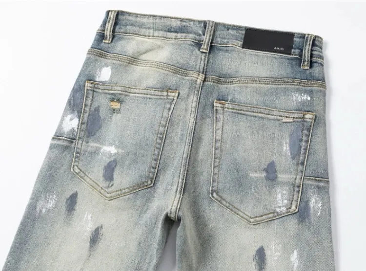 #N22 P246💰 (Top version) AMIRI hot high street jeans slim fit stretch washed knife cut trousers for men AMIRI amiri is transliterated as Emil, which is the name of the founder. Mike Amiri, the founder of amiri, grew up in Los Angeles, USA. He was influenced by local street culture and Punk Rock since childhood, so he founded the amiri brand named after himself. A variety of trendy clothing meets the needs of different fashion players. Amiri clothing has novel and unique styles and is a well-known street brand in the United States. The styles and styles of many clothes are loved by many street photographers. The various clothing styles meet the dressing needs of different people, show their unique temperament, and show the trend of dressing. amiri's jeans are relatively famous. Not only do they have many styles, but the quality of the jeans is also very good. Many celebrities have also worn amiri brand jeans. Color: Picture color Size: 28, 30, 32, 34, 36 28 30 32 34 36 Waist 71 76 81 86 91 Qianlang 26.5 27.5 28.5 29.5 30.5 Hou Lang 37 38 39 40 41 Foot 14 14.8 15.6 16.4 17.2 Foreign Minister 100 102 104 106 107