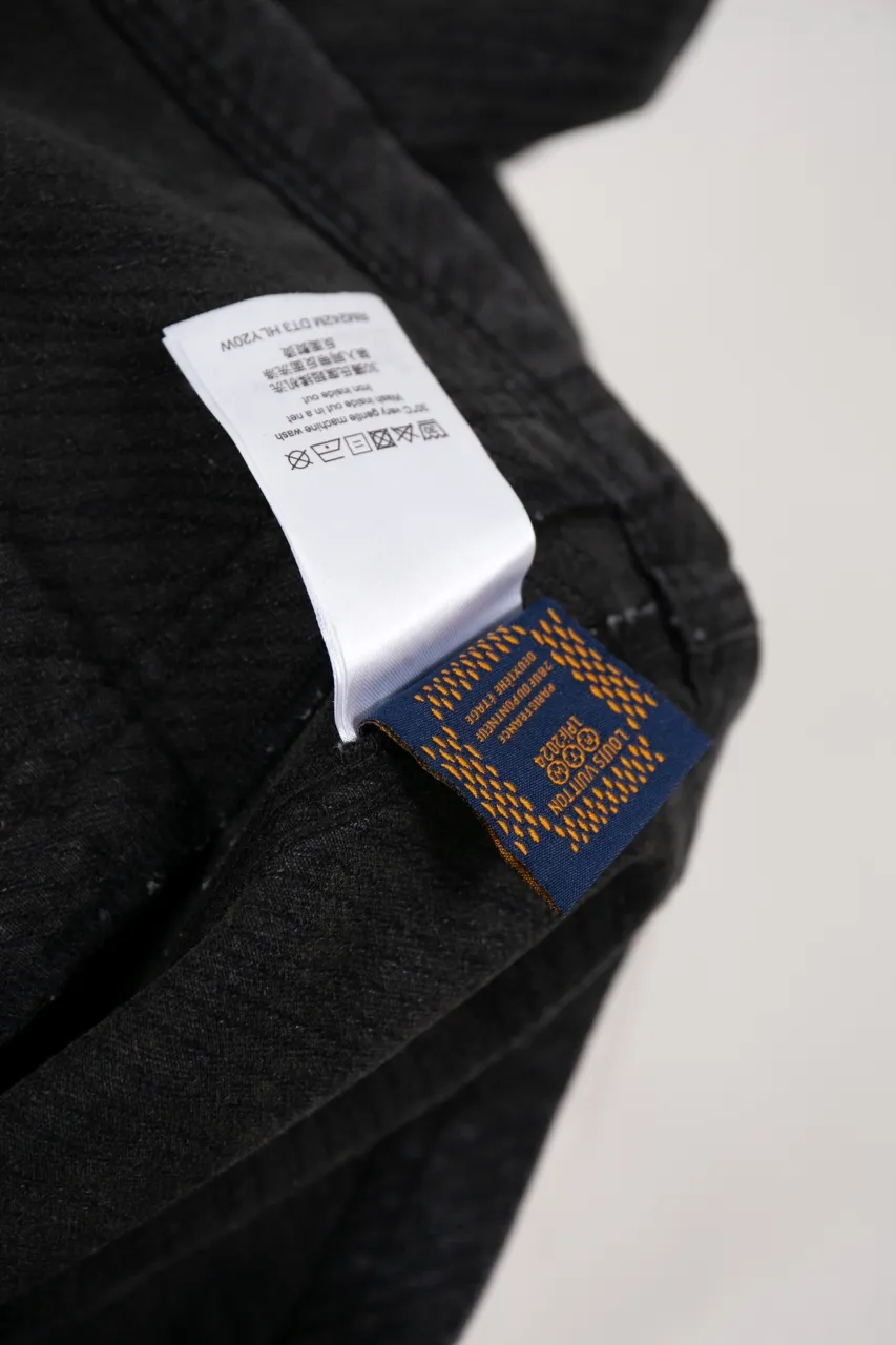Size Chart Official Website More Details LV MONOGRAM Denim Tunic Jacket Denim Jacket This belted jacket incorporates multiple logo elements into the workwear silhouette, demonstrating the brand's exquisite craftsmanship. The washed denim fabric has a diagonal Epi jacquard texture, and the Monogram Macro pattern with light and dark gradients is superimposed on it. Monogram floral studs add an elegant touch to the design, perfect for matching trousers.  Regular fit Biased Epi jacquard Monogram Macro logo print Rear Damier nubuck patch with metallic LV accents Top pocket with Monogram floral studs Chest patch pocket Front flap pocket