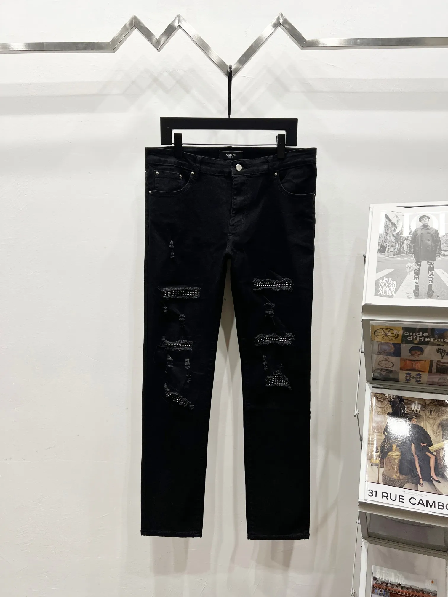 P240 Style number: (K1070) AMIRI & AMIRI new jeans washed ripped leather denim trousers for men and women amiri is transliterated as Emil, which is the name of the founder. Mike Amiri, the founder of amiri, grew up in Los Angeles, USA. He was influenced by local street culture and Punk Rock since childhood, so he founded the amiri brand named after himself. A variety of trendy clothing meets the needs of different fashion players. Amiri clothing has novel and unique styles and is a well-known street brand in the United States. The styles and styles of many clothes are loved by many street photographers. The various clothing styles meet the dressing needs of different people, show their unique temperament, and show the trend of dressing. Amiri's jeans are relatively famous. Not only do they have many styles, but the quality of the jeans is also very good. Many celebrities have also worn amiri brand jeans. Original goods, washed casual jeans, imported original washed stretch fabrics, comfortable and elastic, original hardware accessories decorated with logo, super correct version, extremely high grade, counter quality, fashionable and stylish upper body. Color: black diamond Size: 28-30-32-34