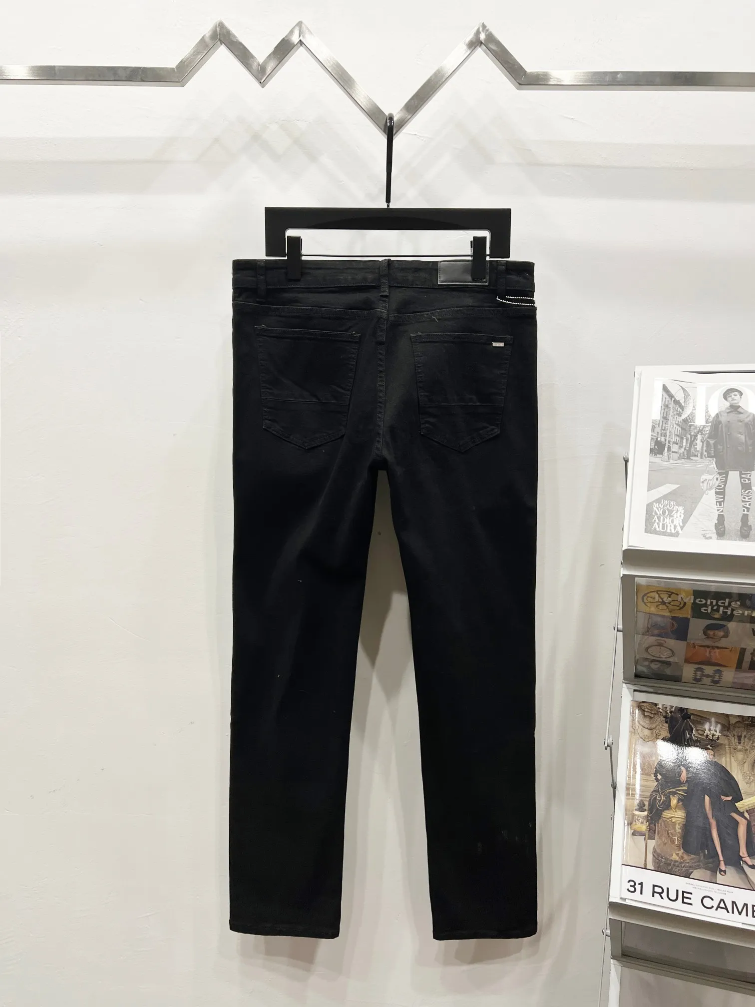 P240 Style number: (K1070) AMIRI & AMIRI new jeans washed ripped leather denim trousers for men and women amiri is transliterated as Emil, which is the name of the founder. Mike Amiri, the founder of amiri, grew up in Los Angeles, USA. He was influenced by local street culture and Punk Rock since childhood, so he founded the amiri brand named after himself. A variety of trendy clothing meets the needs of different fashion players. Amiri clothing has novel and unique styles and is a well-known street brand in the United States. The styles and styles of many clothes are loved by many street photographers. The various clothing styles meet the dressing needs of different people, show their unique temperament, and show the trend of dressing. Amiri's jeans are relatively famous. Not only do they have many styles, but the quality of the jeans is also very good. Many celebrities have also worn amiri brand jeans. Original goods, washed casual jeans, imported original washed stretch fabrics, comfortable and elastic, original hardware accessories decorated with logo, super correct version, extremely high grade, counter quality, fashionable and stylish upper body. Color: black diamond Size: 28-30-32-34