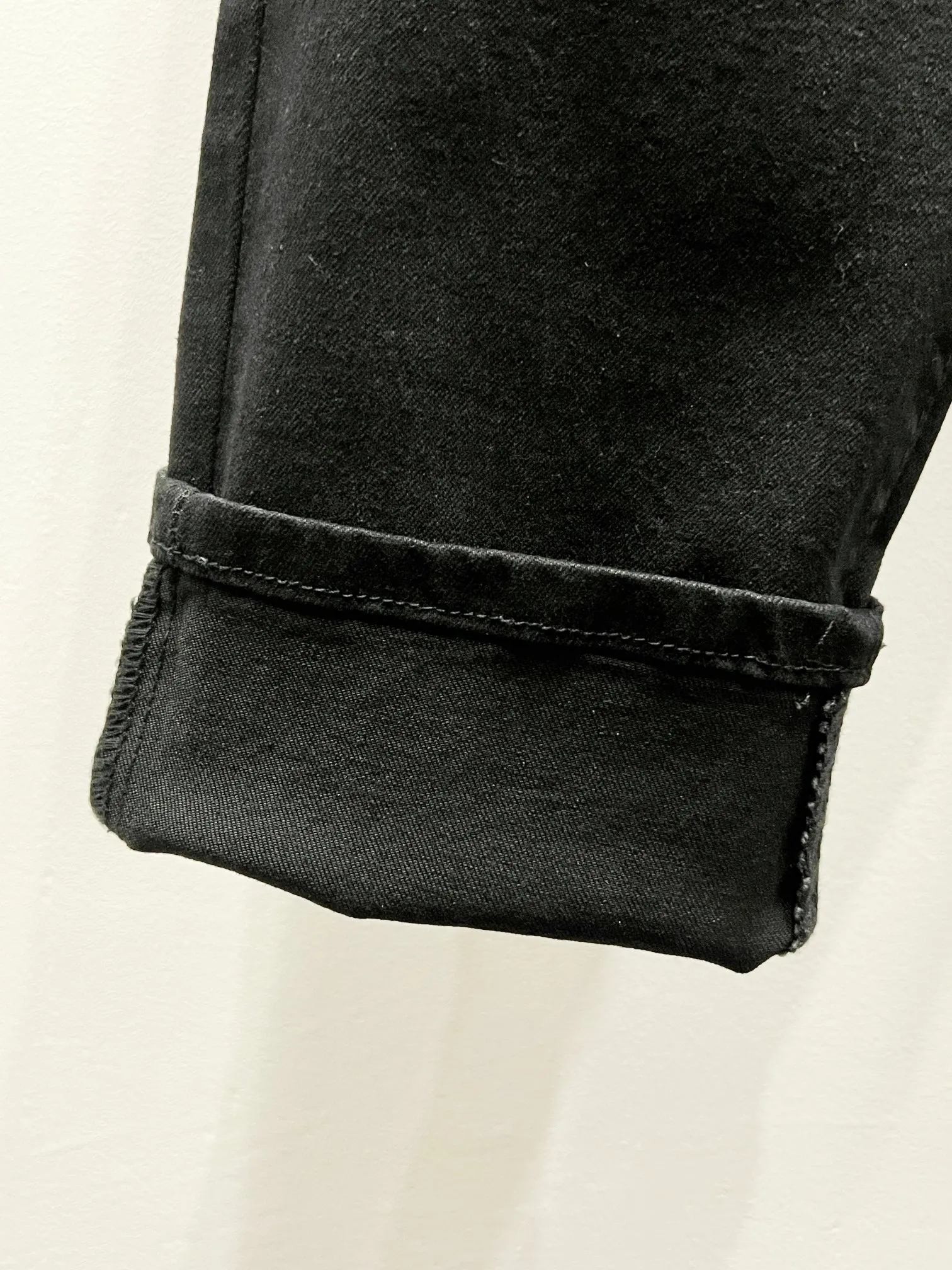 P240 Style number: (K1070) AMIRI & AMIRI new jeans washed ripped leather denim trousers for men and women amiri is transliterated as Emil, which is the name of the founder. Mike Amiri, the founder of amiri, grew up in Los Angeles, USA. He was influenced by local street culture and Punk Rock since childhood, so he founded the amiri brand named after himself. A variety of trendy clothing meets the needs of different fashion players. Amiri clothing has novel and unique styles and is a well-known street brand in the United States. The styles and styles of many clothes are loved by many street photographers. The various clothing styles meet the dressing needs of different people, show their unique temperament, and show the trend of dressing. Amiri's jeans are relatively famous. Not only do they have many styles, but the quality of the jeans is also very good. Many celebrities have also worn amiri brand jeans. Original goods, washed casual jeans, imported original washed stretch fabrics, comfortable and elastic, original hardware accessories decorated with logo, super correct version, extremely high grade, counter quality, fashionable and stylish upper body. Color: black diamond Size: 28-30-32-34