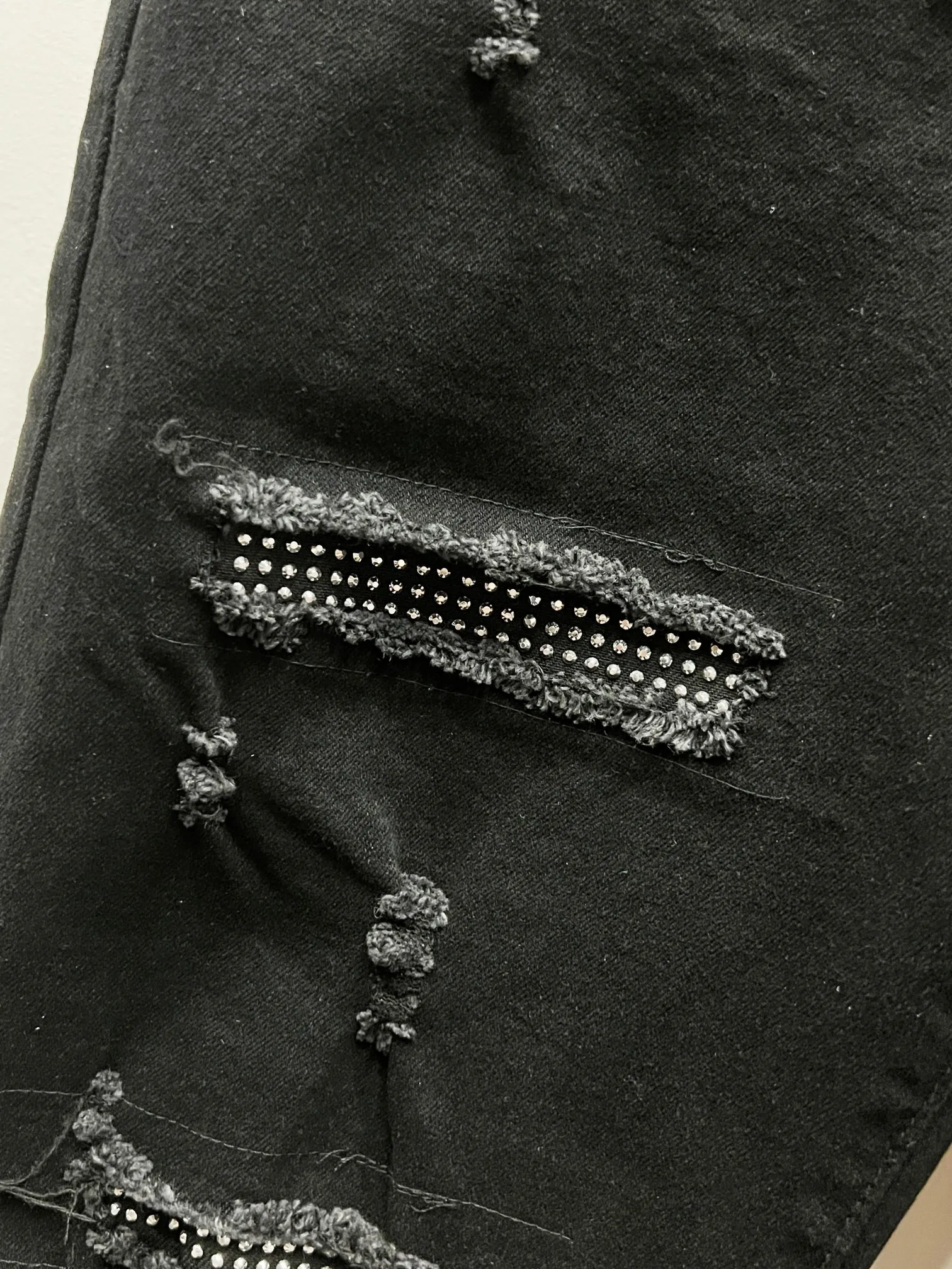 P240 Style number: (K1070) AMIRI & AMIRI new jeans washed ripped leather denim trousers for men and women amiri is transliterated as Emil, which is the name of the founder. Mike Amiri, the founder of amiri, grew up in Los Angeles, USA. He was influenced by local street culture and Punk Rock since childhood, so he founded the amiri brand named after himself. A variety of trendy clothing meets the needs of different fashion players. Amiri clothing has novel and unique styles and is a well-known street brand in the United States. The styles and styles of many clothes are loved by many street photographers. The various clothing styles meet the dressing needs of different people, show their unique temperament, and show the trend of dressing. Amiri's jeans are relatively famous. Not only do they have many styles, but the quality of the jeans is also very good. Many celebrities have also worn amiri brand jeans. Original goods, washed casual jeans, imported original washed stretch fabrics, comfortable and elastic, original hardware accessories decorated with logo, super correct version, extremely high grade, counter quality, fashionable and stylish upper body. Color: black diamond Size: 28-30-32-34