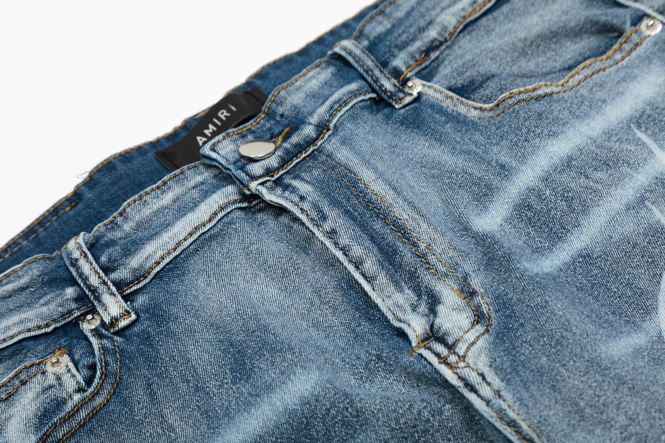 #M54 P168💰 AMIRI patch embroidery jeans trousers AMIRI high street basic ripped tight elastic jeans trousers amiri brand jeans break the production process and cutting of the original jeans, the fabrics are softer and more comfortable Hand-sewn collar label Customized logo buttons Genuine leather tag Color: Picture color Size: 30-32-34-36