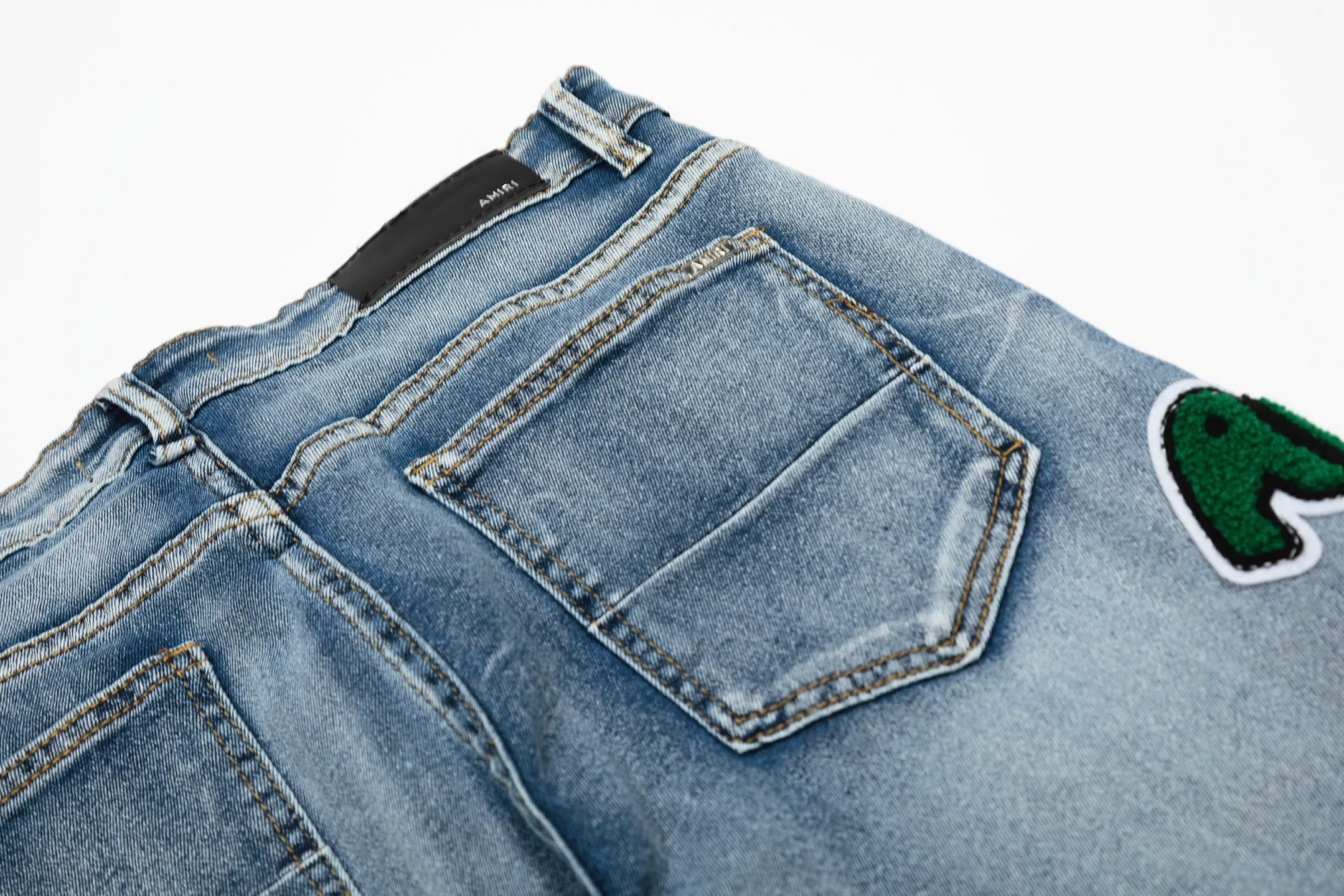 #M54 P168💰 AMIRI patch embroidery jeans trousers AMIRI high street basic ripped tight elastic jeans trousers amiri brand jeans break the production process and cutting of the original jeans, the fabrics are softer and more comfortable Hand-sewn collar label Customized logo buttons Genuine leather tag Color: Picture color Size: 30-32-34-36