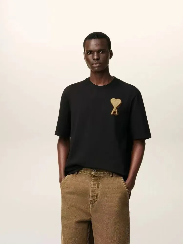 1238# AMI PARIS 25 [New product for autumn and winter] Classic golden ADC towel embroidered love embroidered short-sleeved T-shirt. Customized 230g double yarn pure cotton fabric with 280G rib. New main wheat. Washable wheat QR code can be scanned. Same style for men and women. Color: black. Size: S-XL