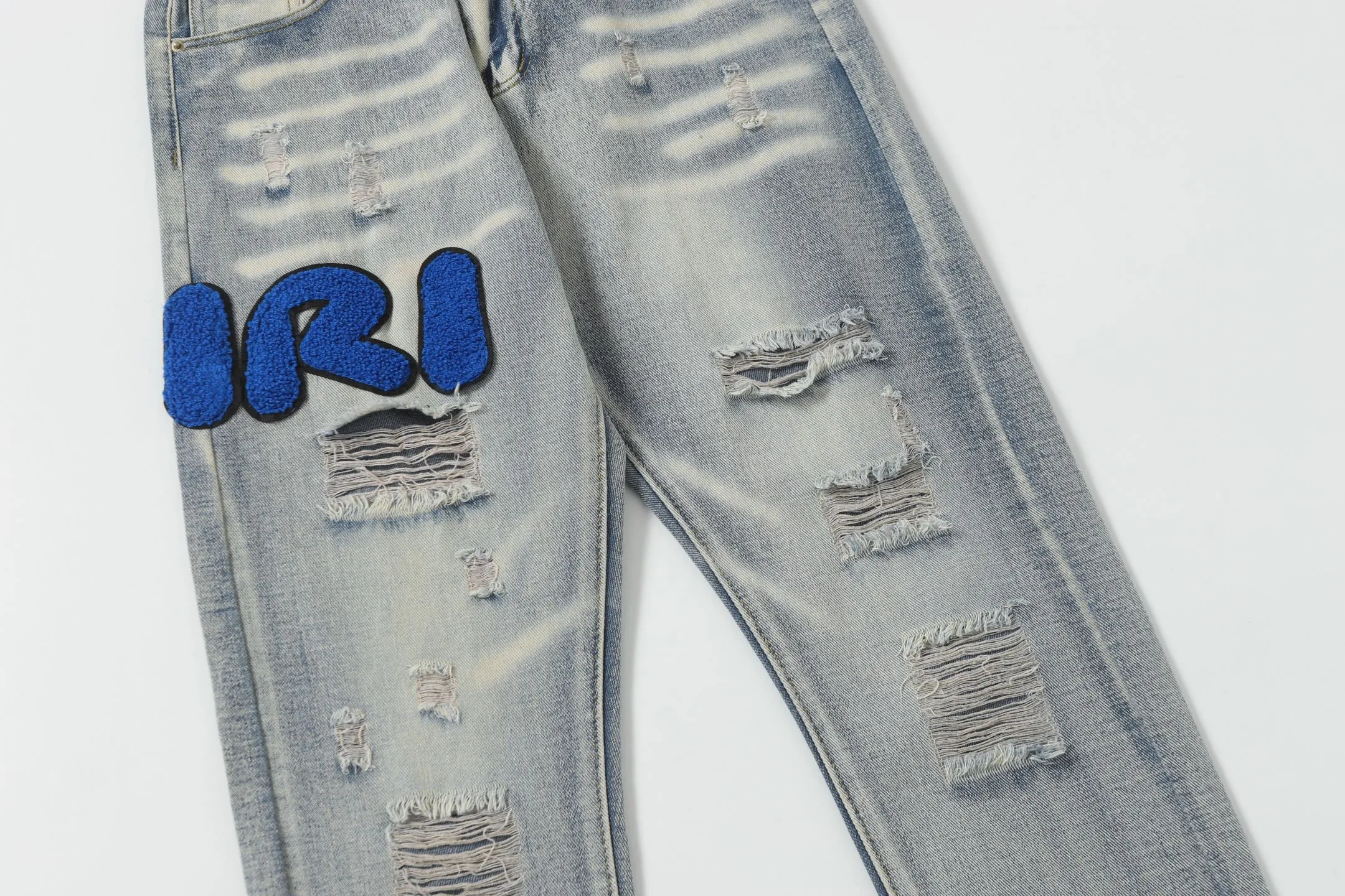 P260 AMIRI 25ss patch embroidery jeans trousers AMIRI high street basic ripped loose casual versatile jeans trousers amiri brand jeans break the production process and cutting of the original jeans, the fabrics are softer and more comfortable Hand-sewn collar label Customized logo buttons Genuine leather tag Color: Picture color Code number: 28-36