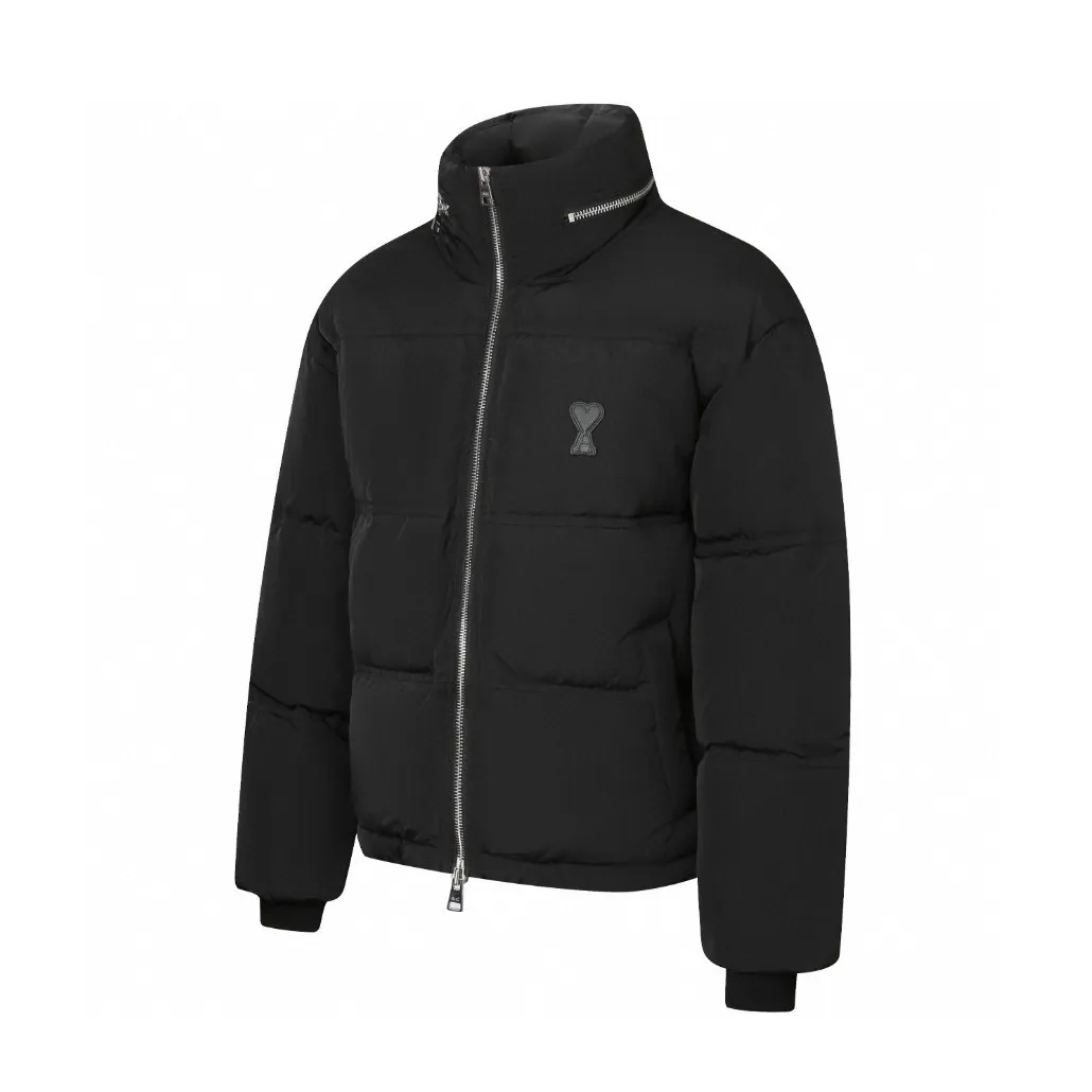 🅿️1000 [Exclusive supply] Ami love rubber stamp stand collar down jacket. The high-quality filling is made of 90 white duck down, which is full and even. The weight is 220g, ensuring good thermal insulation performance. The fabric is woven from 100% nylon. Its high-density structure achieves excellent windproof effect. It also has strong wear resistance and wrinkle resistance. It is scratch-free and easy to care for in daily wear. AMI's iconic love leather label is inlaid on the left chest using a 3D three-dimensional embossing process - the matte black cowhide is hand-polished to a thickness of 0.3mm, with micro-arc processing on the edges, making it as delicate to the touch as a baby's skin. The brand's iconic symbol is cleverly integrated into the center of the heart-shaped silhouette, becoming the only visual focus of the all-black body, low-key yet recognizable. The cuffs are equipped with high-density ribbing, made of 80-count combed cotton and spandex blend, with an elastic recovery rate of 95%. The rib edges are rolled by hand, and the thickness is only 0.5cm, but it can fit the wrist tightly, preventing cold wind from pouring in, and avoiding the bloated feeling of traditional down jacket cuffs. When you raise your hand, the ribs stretch naturally with your movements without feeling tight; when you are still, they return to their original shape, maintaining a neat silhouette, and the details highlight the "symbiosis of comfort and aesthetics." The body is three-dimensional quilted, and the quilting thread is made of high-elastic nylon thread, which is treated with the same color as the fabric. When viewed from a distance, the body of the garment looks like a whole piece of black velvet. Only when you look closer can you see the architectural layers outlined by the quilting thread. Size:S-M-L-XL