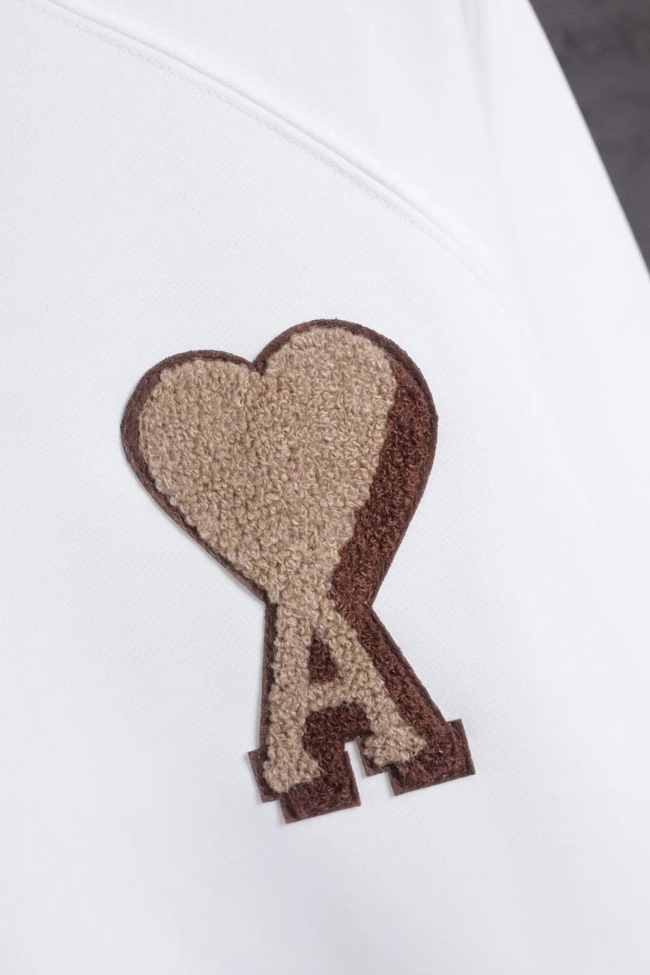 P146 AMI 25 new autumn and winter towel embroidered big heart towel embroidered raglan round neck sweatshirt, customized 360g pure cotton fabric, high version, new main wheat, washed wheat, same style for men and women, color: white, size: S-XL