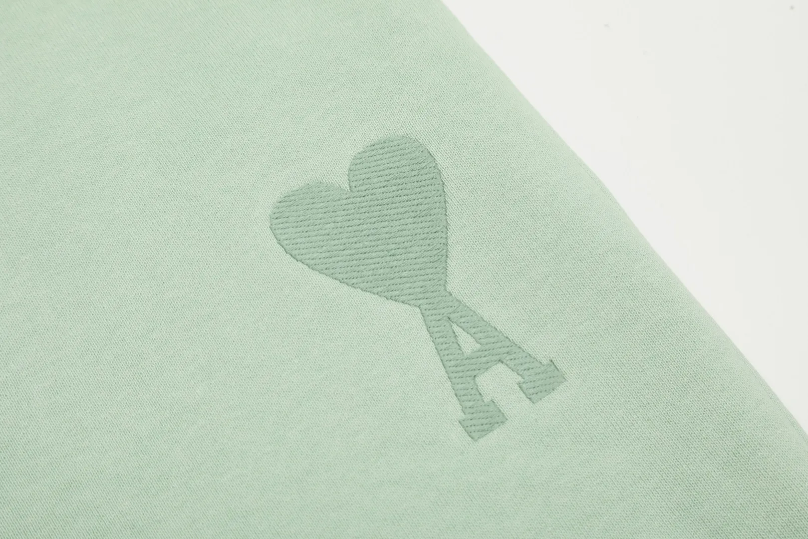 AMI/Amy Macaron Love Embroidery Classic Shorts Put aside all the messy words and let’s go directly to the product parameters: ✅480g high-gram weight customized rough feel fabric ✅Correct workmanship. Every detail is 100% restored to the official website. ✅The thread is made of 500g high-gram heavyweight pure cotton thread. Custom-woven and dyed in the same color in the same vat. There is no color difference with the fabric. Machine washable and washed, not easy to deform. ✅No comparison and no harm. Different from market currency. Correct workmanship details. High-quality pure cotton fabric ✅The webbing is made of custom-dyed high-density and high-thickness webbing. Comparing with the official website. ✅The only correct embroidery of the same material on the market. Differentiating the fakes on the market at a glance. ✅The version follows the official website. It is loose and slim and can be worn up to 210 pounds. There is no pressure for global shopping. Size: S-XL Color: Black Khaki Light Blue Rose Pink Light Green