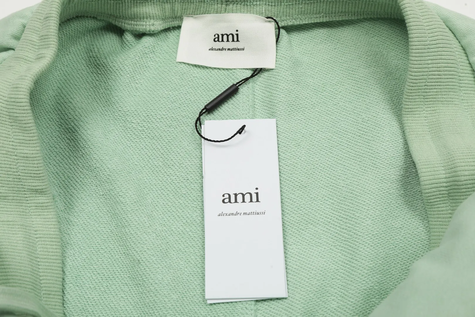AMI/Amy Macaron Love Embroidery Classic Shorts Put aside all the messy words and let’s go directly to the product parameters: ✅480g high-gram weight customized rough feel fabric ✅Correct workmanship. Every detail is 100% restored to the official website. ✅The thread is made of 500g high-gram heavyweight pure cotton thread. Custom-woven and dyed in the same color in the same vat. There is no color difference with the fabric. Machine washable and washed, not easy to deform. ✅No comparison and no harm. Different from market currency. Correct workmanship details. High-quality pure cotton fabric ✅The webbing is made of custom-dyed high-density and high-thickness webbing. Comparing with the official website. ✅The only correct embroidery of the same material on the market. Differentiating the fakes on the market at a glance. ✅The version follows the official website. It is loose and slim and can be worn up to 210 pounds. There is no pressure for global shopping. Size: S-XL Color: Black Khaki Light Blue Rose Pink Light Green