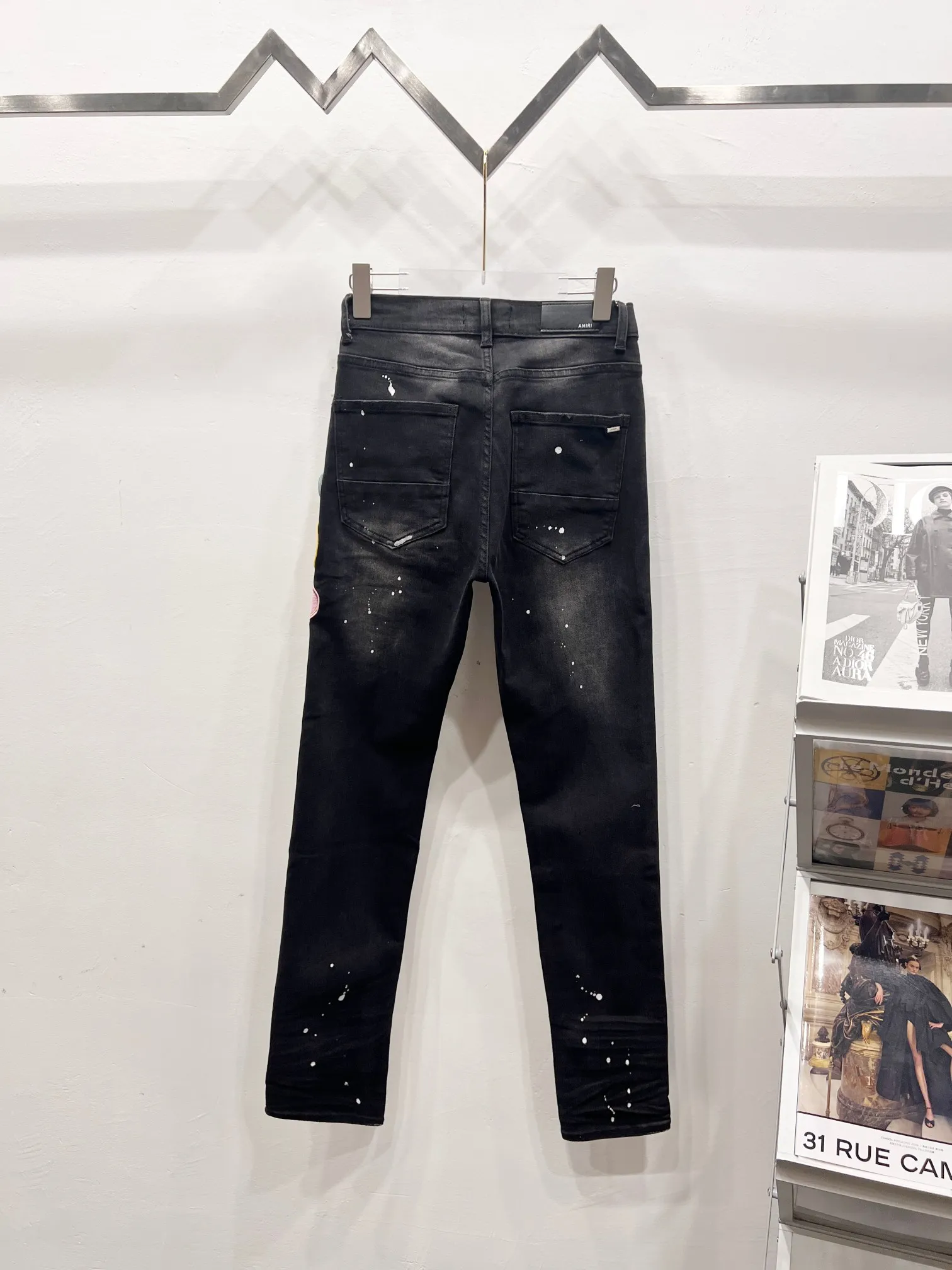 P230 Style number: (c072) AMIRI & AMIRI new jeans with embroidered logo, washed holes pattern, denim shorts, stretch denim trousers, same style for men and women. Accessories: Complete accessories, all in original packaging, two hang tags to distinguish the low-end version. The hardware is standard to the original original aluminum alloy buckle with logo, and every detail is superior to any version on the market. Fabric: Genuine pattern-making and standard genuine custom-made imported fabrics adopt unique washing and dyeing methods, and are individually hand-painted - hand-painted to make ripped micro-elastic jeans Color: Black Size: 28 30 32 34 36