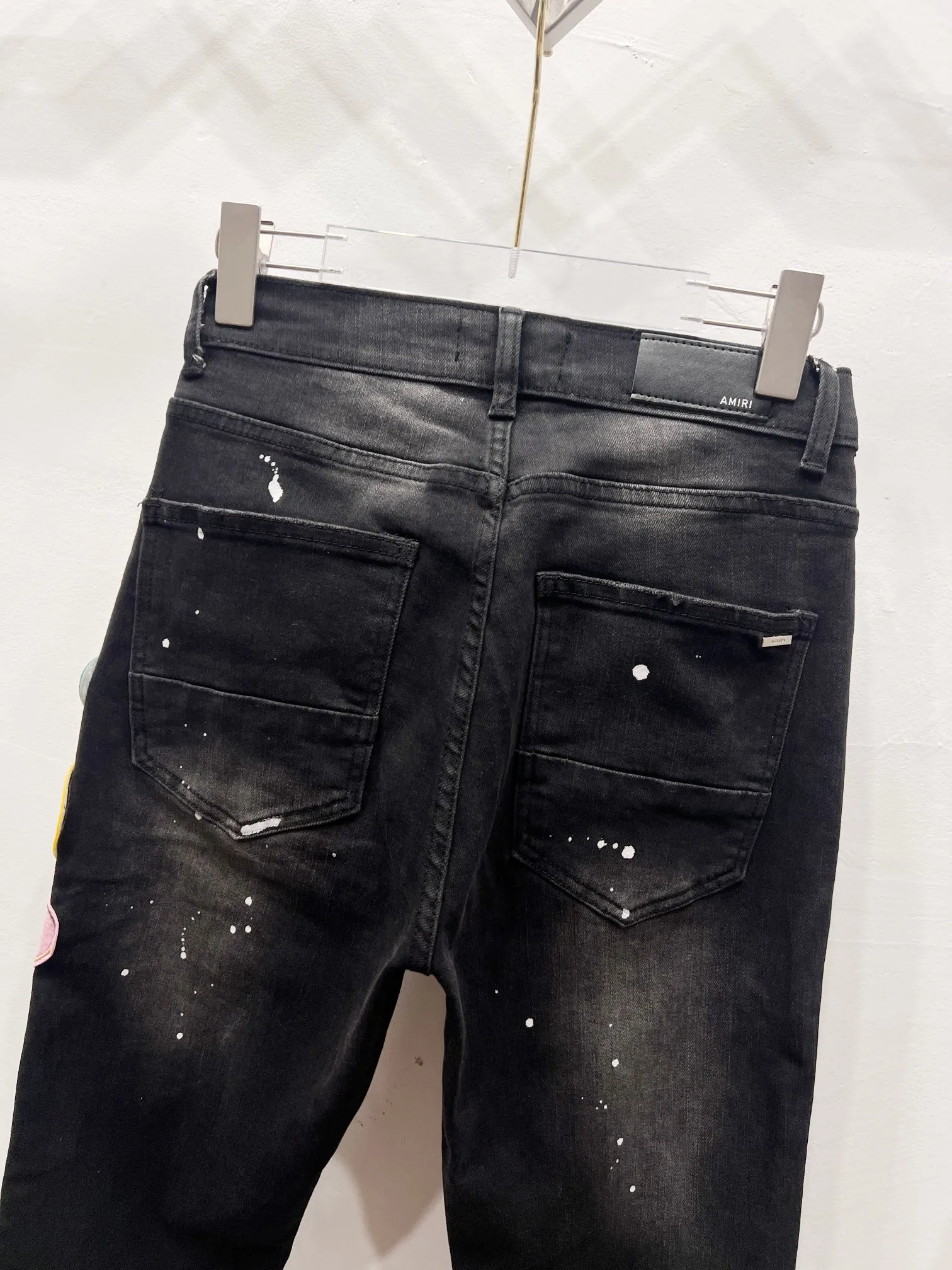 P230 Style number: (c072) AMIRI & AMIRI new jeans with embroidered logo, washed holes pattern, denim shorts, stretch denim trousers, same style for men and women. Accessories: Complete accessories, all in original packaging, two hang tags to distinguish the low-end version. The hardware is standard to the original original aluminum alloy buckle with logo, and every detail is superior to any version on the market. Fabric: Genuine pattern-making and standard genuine custom-made imported fabrics adopt unique washing and dyeing methods, and are individually hand-painted - hand-painted to make ripped micro-elastic jeans Color: Black Size: 28 30 32 34 36