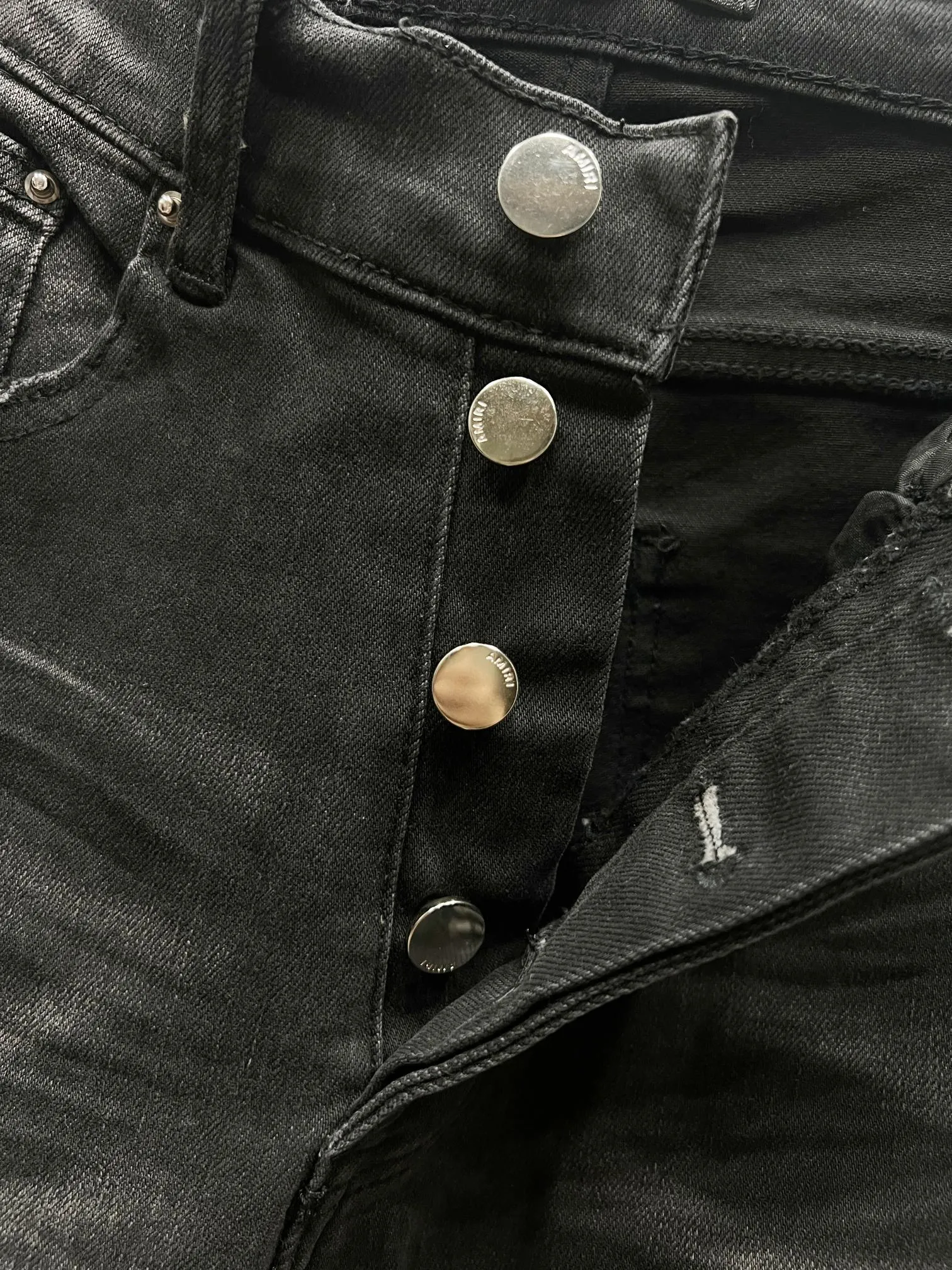 P230 Style number: (c072) AMIRI & AMIRI new jeans with embroidered logo, washed holes pattern, denim shorts, stretch denim trousers, same style for men and women. Accessories: Complete accessories, all in original packaging, two hang tags to distinguish the low-end version. The hardware is standard to the original original aluminum alloy buckle with logo, and every detail is superior to any version on the market. Fabric: Genuine pattern-making and standard genuine custom-made imported fabrics adopt unique washing and dyeing methods, and are individually hand-painted - hand-painted to make ripped micro-elastic jeans Color: Black Size: 28 30 32 34 36