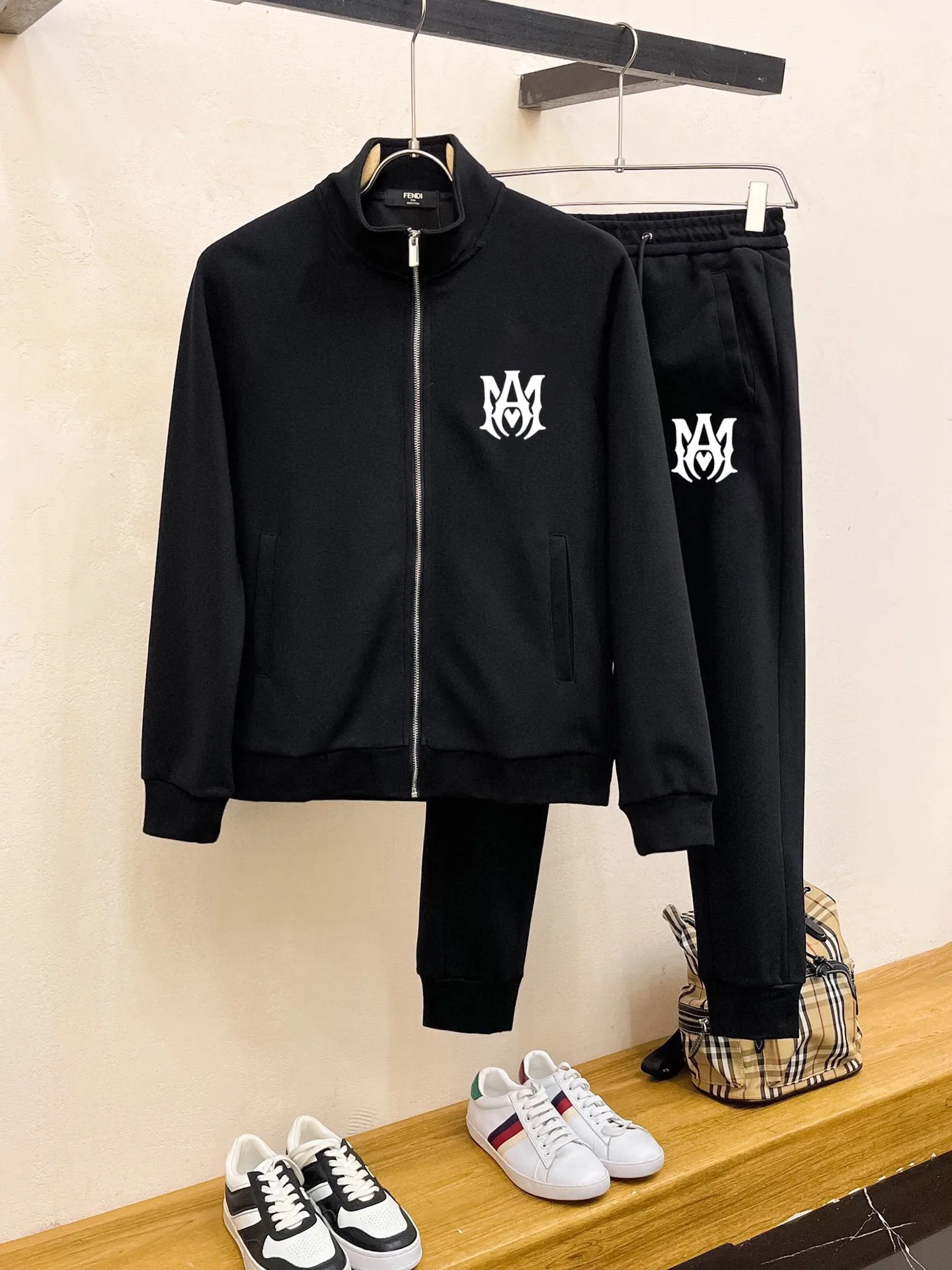 P400 💰 [AMIRI] (Gospel for Fatty) hot-selling suit is coming. Focus on the original version of the official website. 2025 new hot-selling cardigan and sweatshirt suit. The original order is the best product🇭🇰. It is the meticulous work of top designers for a fitting and perfect upper body effect. All-natural high-quality Roman cotton 100%, close-fitting comfort, noble and elegant! Original hardware embodies elegance and nobility! Counter size: M-5XL (maximum wear up to 220 pounds)