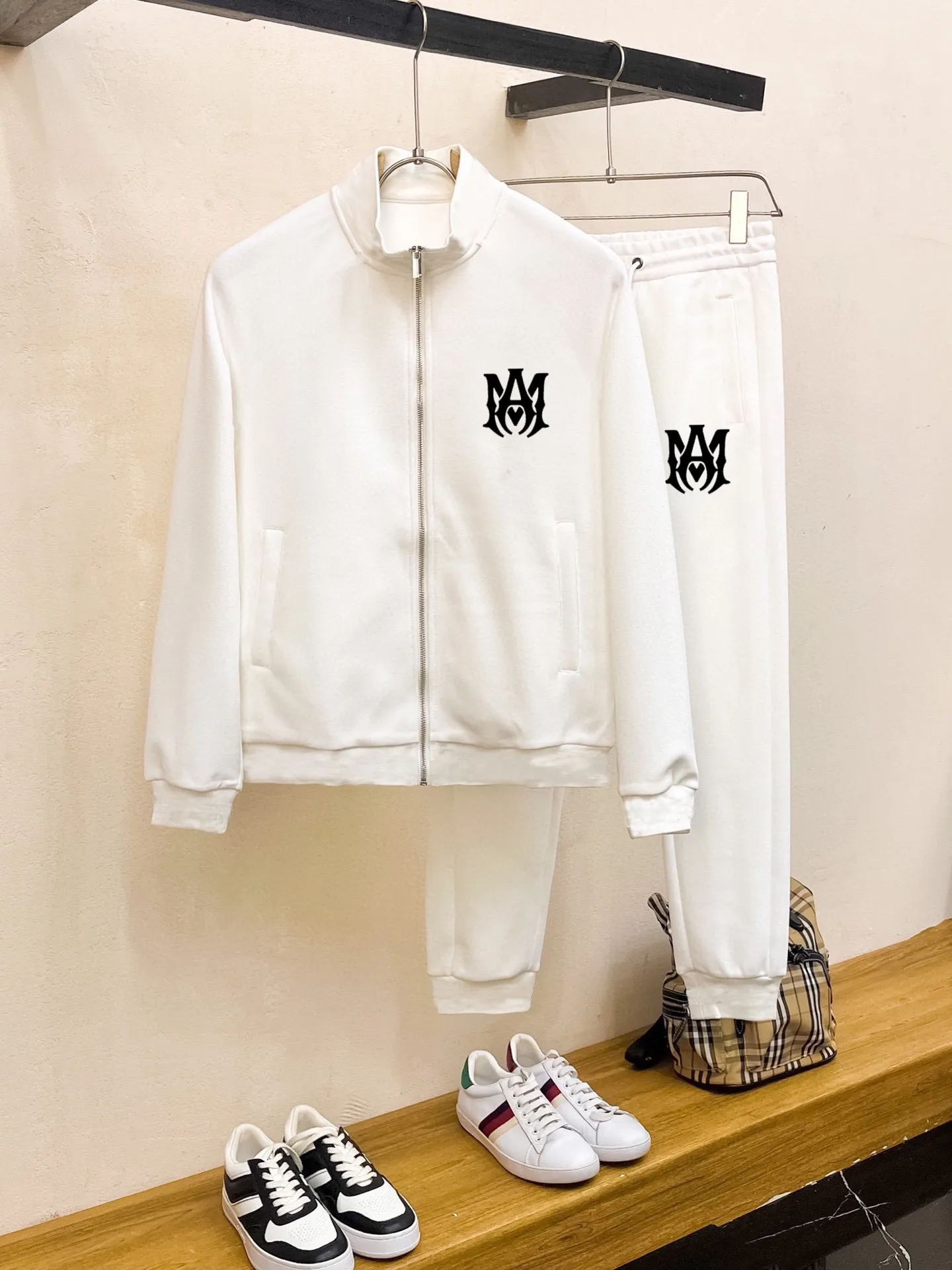P400 💰 [AMIRI] (Gospel for Fatty) hot-selling suit is coming. Focus on the original version of the official website. 2025 new hot-selling cardigan and sweatshirt suit. The original order is the best product🇭🇰. It is the meticulous work of top designers for a fitting and perfect upper body effect. All-natural high-quality Roman cotton 100%, close-fitting comfort, noble and elegant! Original hardware embodies elegance and nobility! Counter size: M-5XL (maximum wear up to 220 pounds)