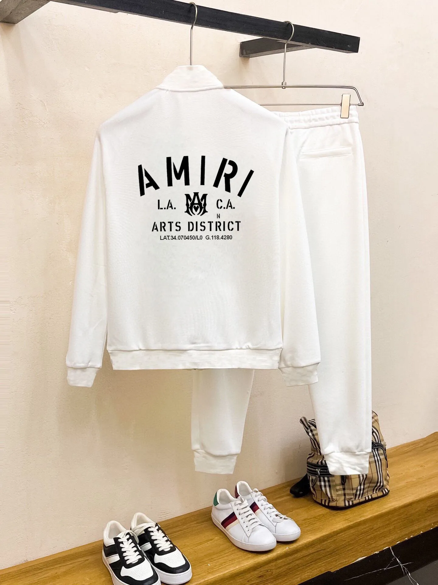 P400 💰 [AMIRI] (Gospel for Fatty) hot-selling suit is coming. Focus on the original version of the official website. 2025 new hot-selling cardigan and sweatshirt suit. The original order is the best product🇭🇰. It is the meticulous work of top designers for a fitting and perfect upper body effect. All-natural high-quality Roman cotton 100%, close-fitting comfort, noble and elegant! Original hardware embodies elegance and nobility! Counter size: M-5XL (maximum wear up to 220 pounds)