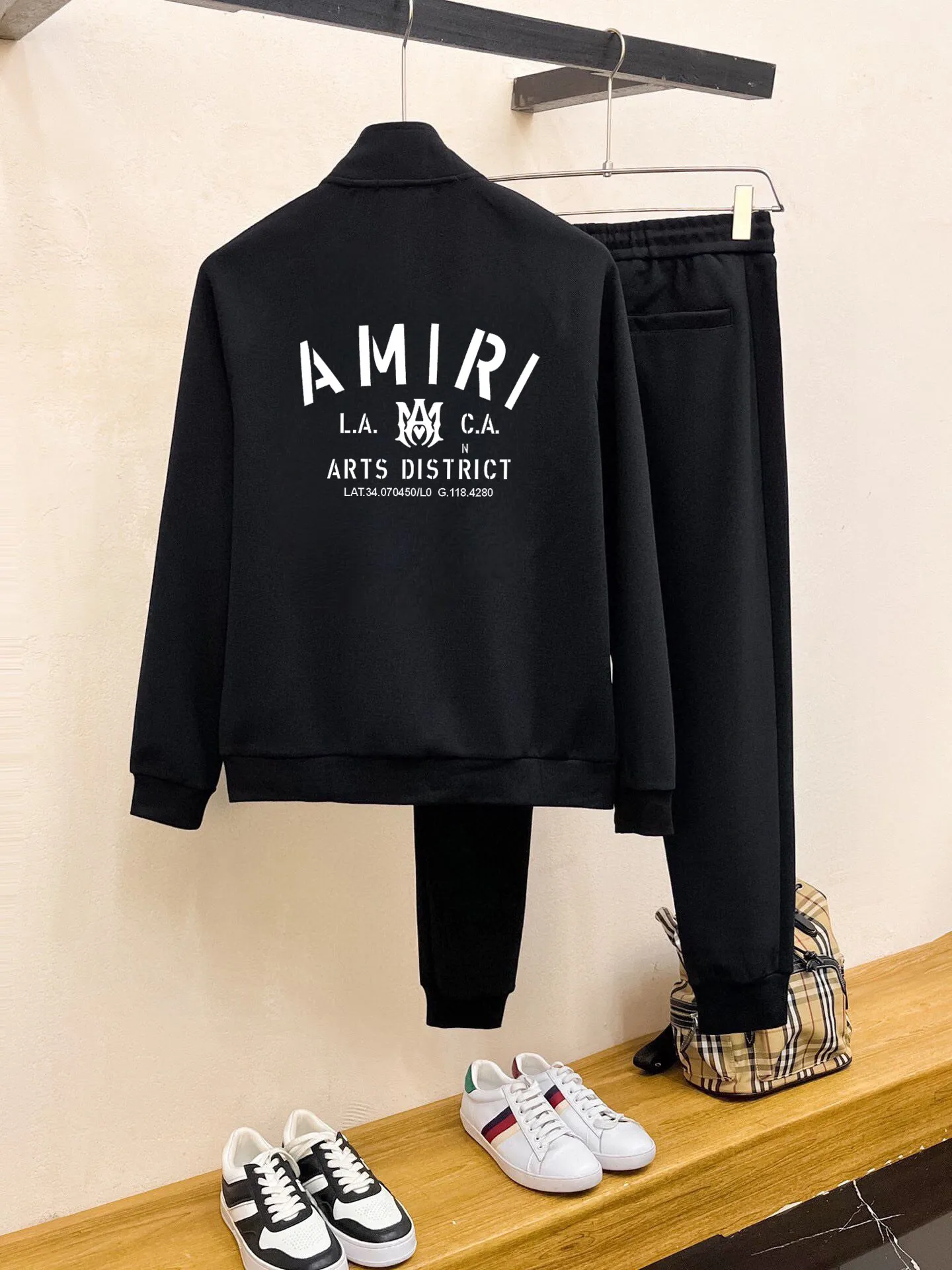 P400 💰 [AMIRI] (Gospel for Fatty) hot-selling suit is coming. Focus on the original version of the official website. 2025 new hot-selling cardigan and sweatshirt suit. The original order is the best product🇭🇰. It is the meticulous work of top designers for a fitting and perfect upper body effect. All-natural high-quality Roman cotton 100%, close-fitting comfort, noble and elegant! Original hardware embodies elegance and nobility! Counter size: M-5XL (maximum wear up to 220 pounds)