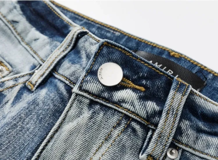 #N08 P246💰 (Extreme Version) AMIRI High Street Jeans Slim Fit Stretch Washed Knife Cut Hole Pants Men's Fashion AMIRI amiri is transliterated as Emil, which is the name of the founder. Mike Amiri, the founder of amiri, grew up in Los Angeles, USA. He was influenced by local street culture and Punk Rock since childhood, so he founded the amiri brand named after himself. A variety of trendy clothing meets the needs of different fashion players. Amiri clothing has novel and unique styles and is a well-known street brand in the United States. The styles and styles of many clothes are loved by many street photographers. The various clothing styles meet the dressing needs of different people, show their unique temperament, and show the trend of dressing. amiri's jeans are relatively famous. Not only do they have many styles, but the quality of the jeans is also very good. Many celebrities have also worn amiri brand jeans. Color: Picture color Size: 28, 30, 32, 34, 36 28 30 32 34 36 Waist 71 76 81 86 91 Qianlang 26.5 27.5 28.5 29.5 30.5 Hou Lang 37 38 39 40 41 Foot 14 14.8 15.6 16.4 17.2 Foreign Minister 100 102 104 106 107