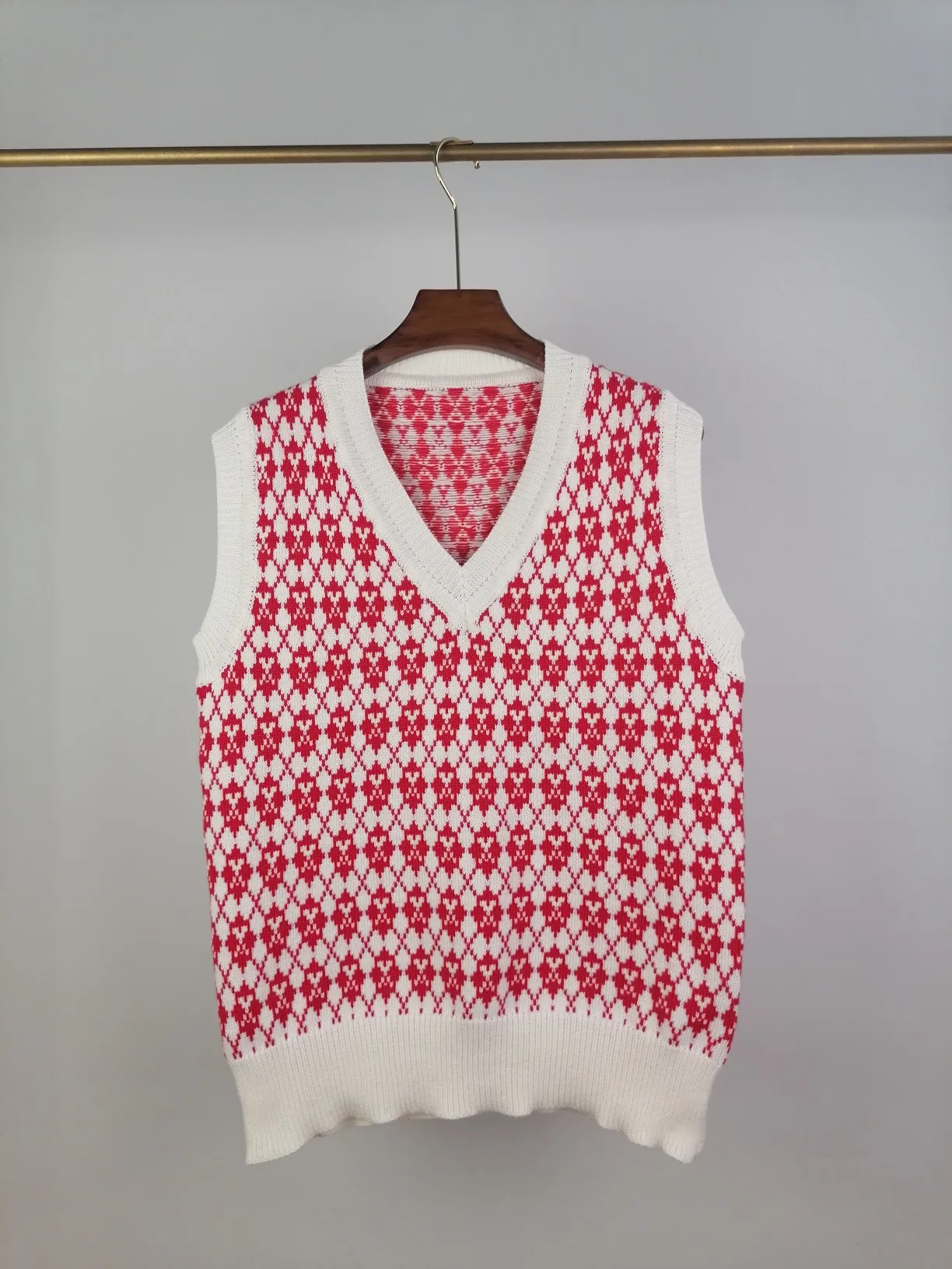 P190 🎉ami new diamond intarsia V-neck autumn and winter vest sweater, color: fluorescent green, white, rose red Size: S M L XL XXL