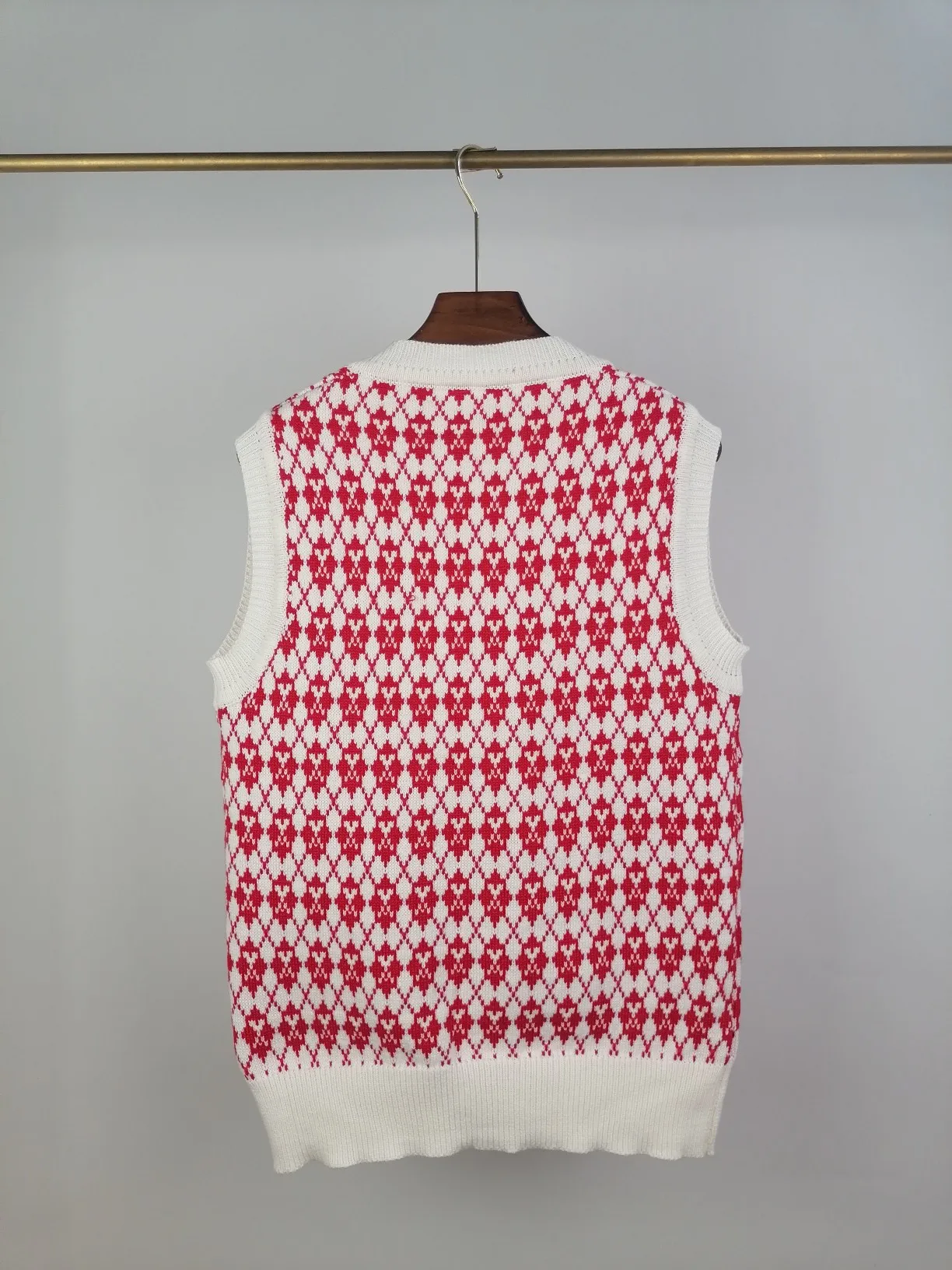 P190 🎉ami new diamond intarsia V-neck autumn and winter vest sweater, color: fluorescent green, white, rose red Size: S M L XL XXL