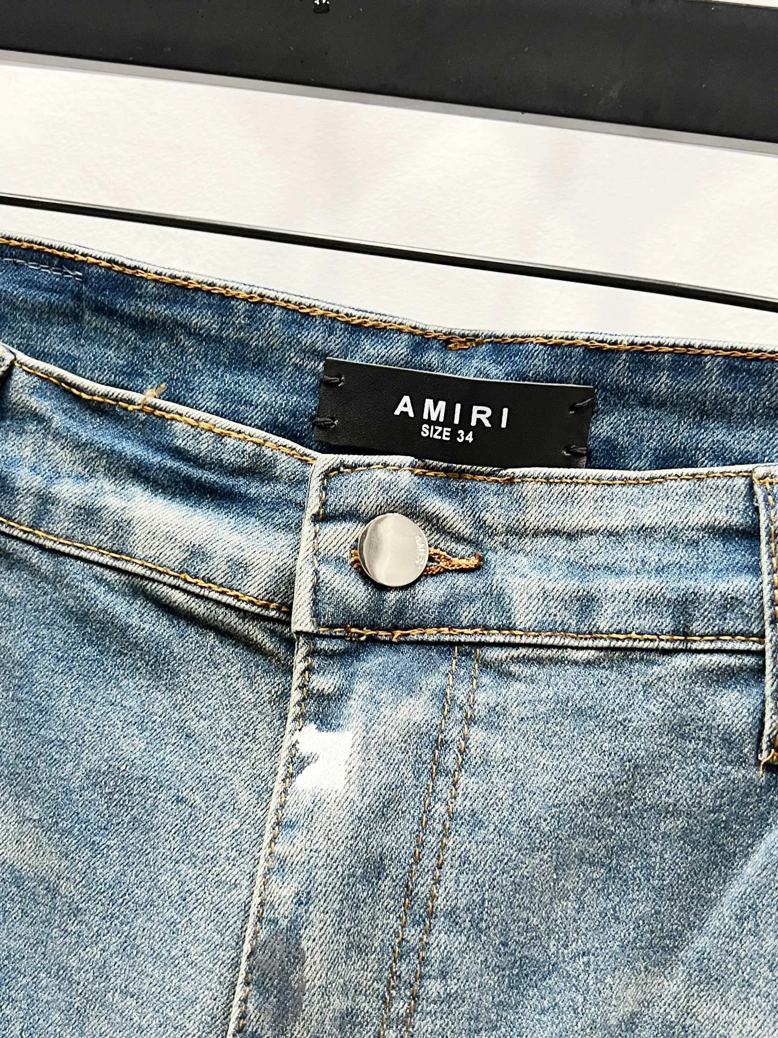 P240 Style number: (K1010) AMIRI & AMIRI new jeans washed ripped leather denim trousers for men and women amiri is transliterated as Emil, which is the name of the founder. Mike Amiri, the founder of amiri, grew up in Los Angeles, USA. He was influenced by local street culture and Punk Rock since he was a child, so he founded the amiri brand named after himself. A variety of trendy clothing meets the needs of different fashion players. Amiri clothing has novel and unique styles and is a well-known street brand in the United States. The styles and styles of many clothes are loved by many street photographers. The various clothing styles meet the dressing needs of different people, show their unique temperament, and show the trend of dressing. Amiri's jeans are relatively famous. Not only do they have many styles, but the quality of the jeans is also very good. Many celebrities have also worn amiri brand jeans. Original goods, washed casual jeans, imported original washed stretch fabrics, comfortable and elastic, original hardware accessories decorated with logo, super correct version, extremely high grade, counter quality, stylish upper body Color: blue with diamonds Size: 28-30-32-34