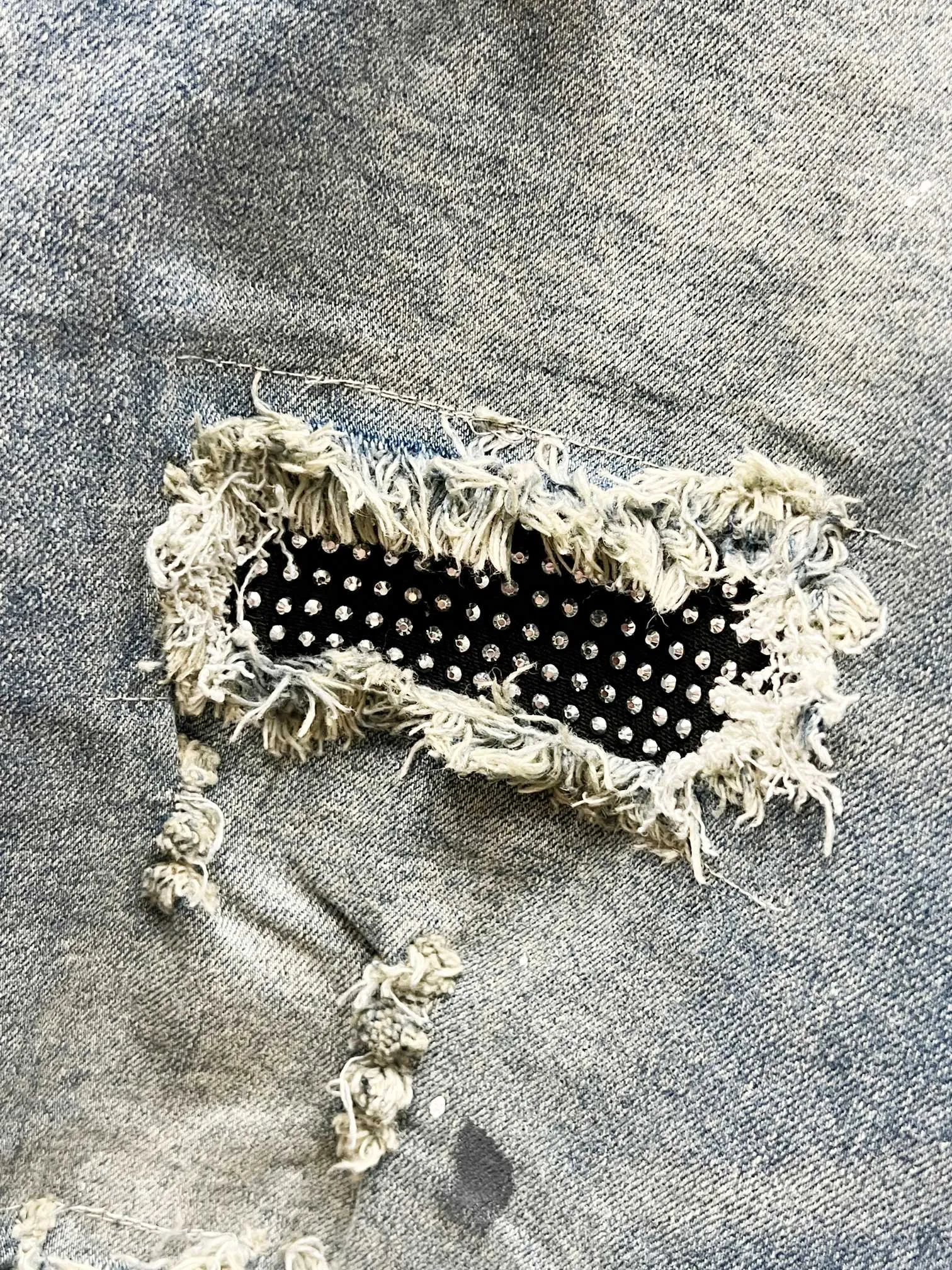 P240 Style number: (K1010) AMIRI & AMIRI new jeans washed ripped leather denim trousers for men and women amiri is transliterated as Emil, which is the name of the founder. Mike Amiri, the founder of amiri, grew up in Los Angeles, USA. He was influenced by local street culture and Punk Rock since he was a child, so he founded the amiri brand named after himself. A variety of trendy clothing meets the needs of different fashion players. Amiri clothing has novel and unique styles and is a well-known street brand in the United States. The styles and styles of many clothes are loved by many street photographers. The various clothing styles meet the dressing needs of different people, show their unique temperament, and show the trend of dressing. Amiri's jeans are relatively famous. Not only do they have many styles, but the quality of the jeans is also very good. Many celebrities have also worn amiri brand jeans. Original goods, washed casual jeans, imported original washed stretch fabrics, comfortable and elastic, original hardware accessories decorated with logo, super correct version, extremely high grade, counter quality, stylish upper body Color: blue with diamonds Size: 28-30-32-34