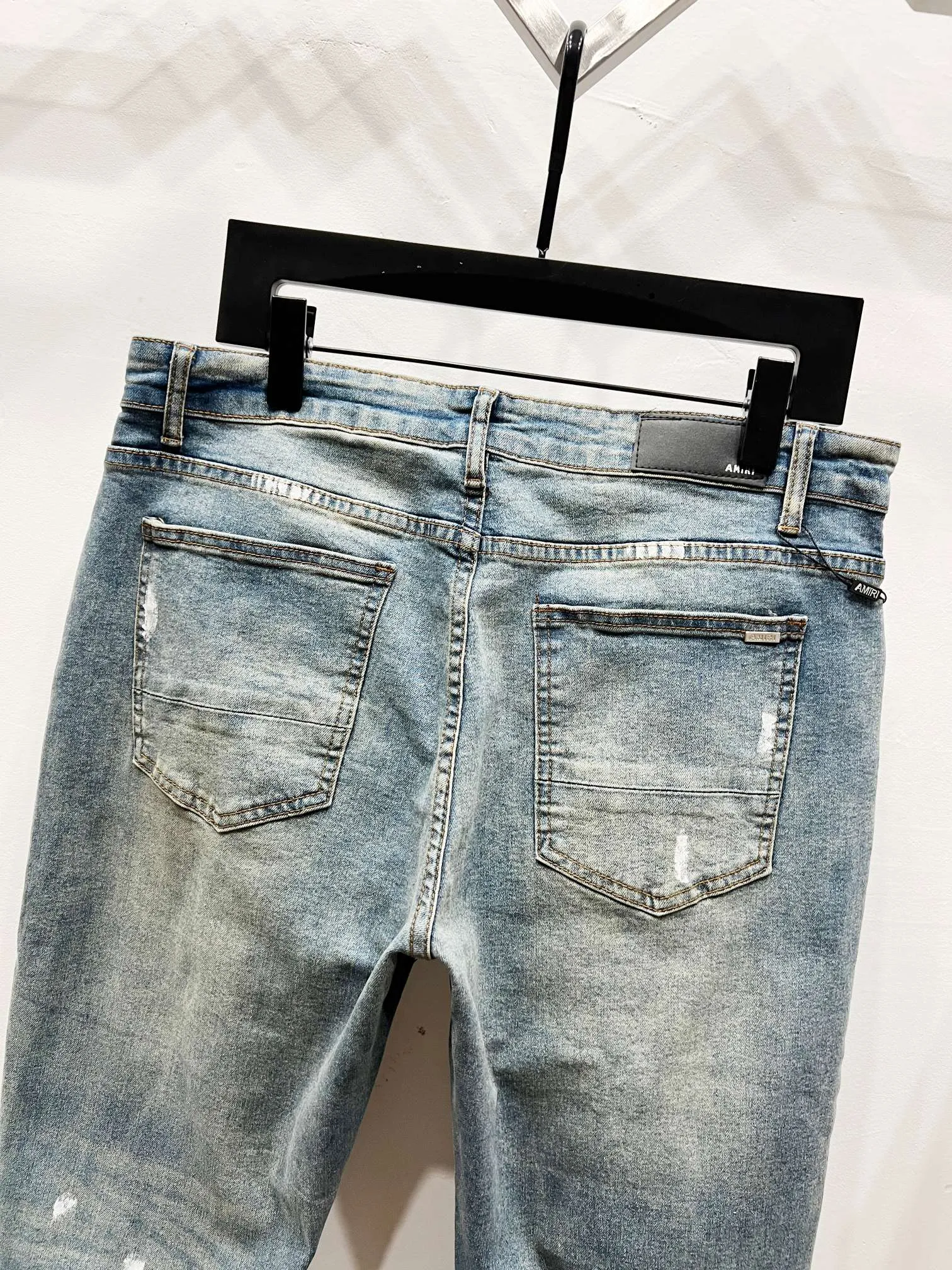 P240 Style number: (K1010) AMIRI & AMIRI new jeans washed ripped leather denim trousers for men and women amiri is transliterated as Emil, which is the name of the founder. Mike Amiri, the founder of amiri, grew up in Los Angeles, USA. He was influenced by local street culture and Punk Rock since he was a child, so he founded the amiri brand named after himself. A variety of trendy clothing meets the needs of different fashion players. Amiri clothing has novel and unique styles and is a well-known street brand in the United States. The styles and styles of many clothes are loved by many street photographers. The various clothing styles meet the dressing needs of different people, show their unique temperament, and show the trend of dressing. Amiri's jeans are relatively famous. Not only do they have many styles, but the quality of the jeans is also very good. Many celebrities have also worn amiri brand jeans. Original goods, washed casual jeans, imported original washed stretch fabrics, comfortable and elastic, original hardware accessories decorated with logo, super correct version, extremely high grade, counter quality, stylish upper body Color: blue with diamonds Size: 28-30-32-34