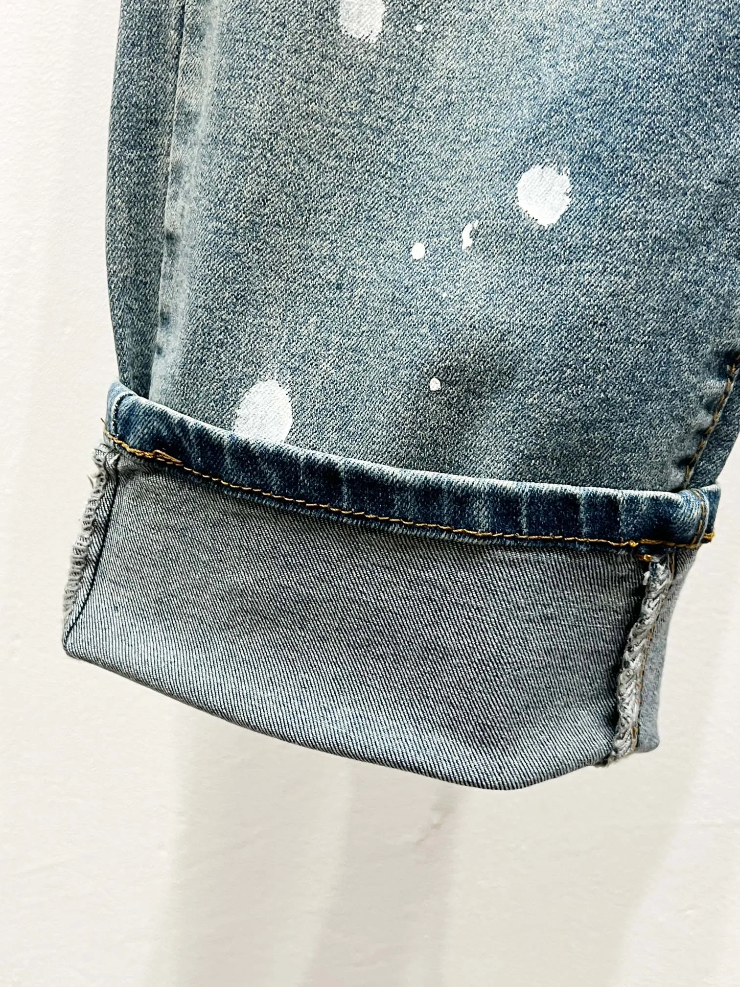 P240 Style number: (K1010) AMIRI & AMIRI new jeans washed ripped leather denim trousers for men and women amiri is transliterated as Emil, which is the name of the founder. Mike Amiri, the founder of amiri, grew up in Los Angeles, USA. He was influenced by local street culture and Punk Rock since he was a child, so he founded the amiri brand named after himself. A variety of trendy clothing meets the needs of different fashion players. Amiri clothing has novel and unique styles and is a well-known street brand in the United States. The styles and styles of many clothes are loved by many street photographers. The various clothing styles meet the dressing needs of different people, show their unique temperament, and show the trend of dressing. Amiri's jeans are relatively famous. Not only do they have many styles, but the quality of the jeans is also very good. Many celebrities have also worn amiri brand jeans. Original goods, washed casual jeans, imported original washed stretch fabrics, comfortable and elastic, original hardware accessories decorated with logo, super correct version, extremely high grade, counter quality, stylish upper body Color: blue with diamonds Size: 28-30-32-34