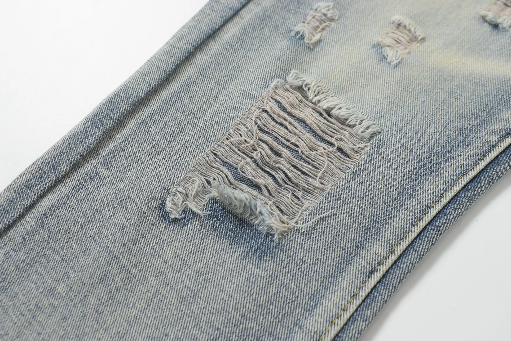 P280 AMIRI 25ss patch embroidery jeans trousers AMIRI high street basic ripped loose casual versatile jeans trousers amiri brand jeans break the production process and cutting of the original jeans, the fabrics are softer and more comfortable Hand-sewn collar label Customized logo buttons Genuine leather tag Color: Picture color Code number: 28-36