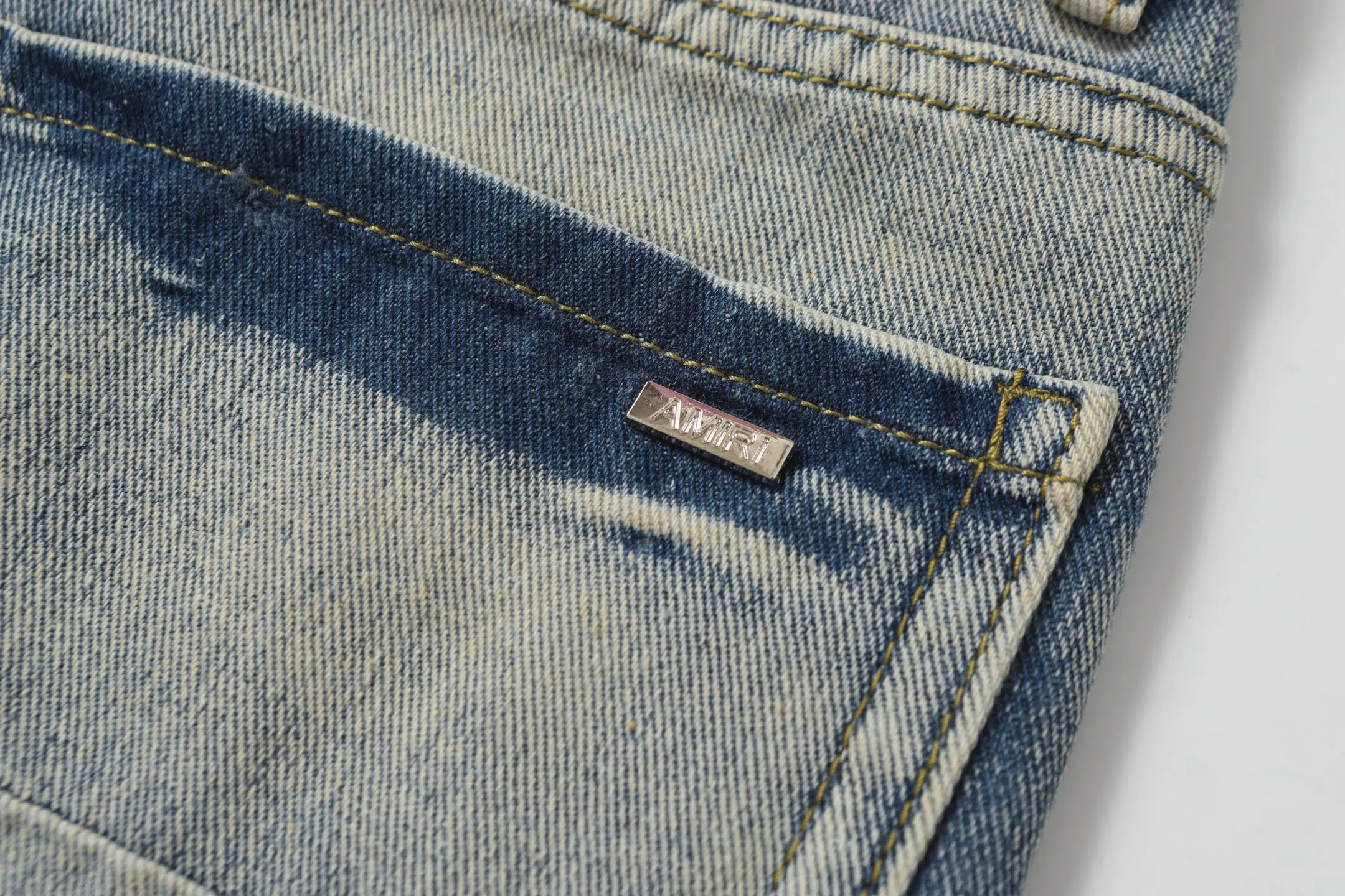 P280 AMIRI 25ss patch embroidery jeans trousers AMIRI high street basic ripped loose casual versatile jeans trousers amiri brand jeans break the production process and cutting of the original jeans, the fabrics are softer and more comfortable Hand-sewn collar label Customized logo buttons Genuine leather tag Color: Picture color Code number: 28-36