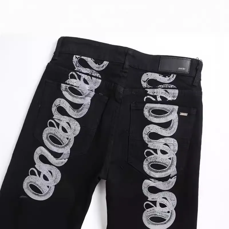 P180 Top replica AMIRI splash-ink medal patch embroidered jeans trousers AMIRI high street basic ripped tight stretch jeans trousers Amiriamiri is transliterated as Emil, which is the name of the founder. Mike Amiri, the founder of amiri, grew up in Los Angeles, USA. He was influenced by the local street culture Rock since he was a child, so he founded the amiri brand named after himself. A variety of trendy brand clothing meets the needs of different fashion players. Amiri clothing has novel and unique styles and is a well-known street brand in the United States. Many of its styles and styles are loved by many street photographers. Various clothing styles meet the needs of different people, show their unique temperament, and show the trend of dressing. amiri's jeans are relatively famous. Not only do they have many styles, but the quality of the jeans is also very good. Many celebrities have also worn amiri brand jeans.  The jeans of the amiri brand break through the production process and cutting of the original jeans. The fabrics are relatively soft and comfortable, and are not as hard as some jeans, which can irritate the skin and cause the skin to bleed when worn. Los Angeles trendy brand Amiri's jeans are made with great detail from tailoring to texture, adding wrinkles, bullet holes, damage and other details to add to the trendiness of the jeans. You can choose the style that suits you according to your own needs. Only when you wear a suitable style can you have a certain sense of fashion.  In recent years, high street has become a word that appears more and more frequently in men's clothing. High street style has also become an important direction for everyone's matching. High street related items are basically inseparable from oversize or off-shoulder tops. The lower body is matched with trackpants or tight-fitting denim. In my opinion, the most representative one is perhaps annihilation. Color; picture color Size: m l xl xxl