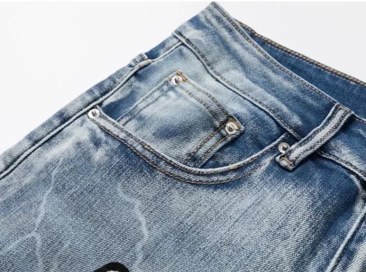 #N14 P246💰 (Top version) AMIRI hot high street jeans slim fit stretch washed knife cut trousers for men AMIRI amiri is transliterated as Emil, which is the name of the founder. Mike Amiri, the founder of amiri, grew up in Los Angeles, USA. He was influenced by local street culture and Punk Rock since he was a child, so he founded the amiri brand named after himself. A variety of trendy brand clothing meets the needs of different trendy players. Amiri clothing has novel and unique styles and is a well-known street brand in the United States. The styles and styles of many clothes are loved by many street photographers. The various clothing styles meet the dressing needs of different people, show their unique temperament, and show the trend of dressing. amiri's jeans are relatively famous. Not only do they have many styles, but the quality of the jeans is also very good. Many celebrities have also worn amiri brand jeans. Color: Picture color Size: 28, 30, 32, 34, 36 28 30 32 34 36 Waist 71 76 81 86 91 Qianlang 26.5 27.5 28.5 29.5 30.5 Hou Lang 37 38 39 40 41 Foot 14 14.8 15.6 16.4 17.2 Foreign Minister 100 102 104 106 107