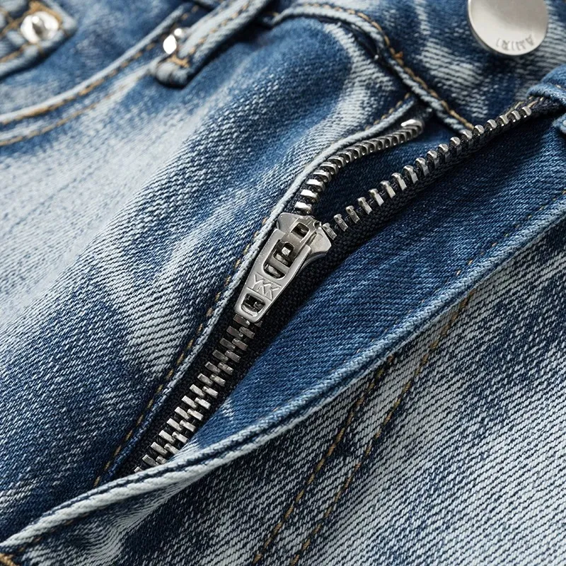 #N14 P246💰 (Top version) AMIRI hot high street jeans slim fit stretch washed knife cut trousers for men AMIRI amiri is transliterated as Emil, which is the name of the founder. Mike Amiri, the founder of amiri, grew up in Los Angeles, USA. He was influenced by local street culture and Punk Rock since he was a child, so he founded the amiri brand named after himself. A variety of trendy brand clothing meets the needs of different trendy players. Amiri clothing has novel and unique styles and is a well-known street brand in the United States. The styles and styles of many clothes are loved by many street photographers. The various clothing styles meet the dressing needs of different people, show their unique temperament, and show the trend of dressing. amiri's jeans are relatively famous. Not only do they have many styles, but the quality of the jeans is also very good. Many celebrities have also worn amiri brand jeans. Color: Picture color Size: 28, 30, 32, 34, 36 28 30 32 34 36 Waist 71 76 81 86 91 Qianlang 26.5 27.5 28.5 29.5 30.5 Hou Lang 37 38 39 40 41 Foot 14 14.8 15.6 16.4 17.2 Foreign Minister 100 102 104 106 107