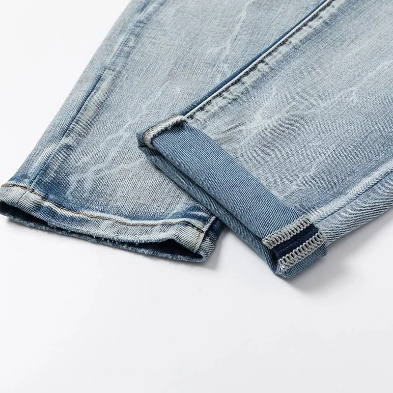 #N14 P246💰 (Top version) AMIRI hot high street jeans slim fit stretch washed knife cut trousers for men AMIRI amiri is transliterated as Emil, which is the name of the founder. Mike Amiri, the founder of amiri, grew up in Los Angeles, USA. He was influenced by local street culture and Punk Rock since he was a child, so he founded the amiri brand named after himself. A variety of trendy brand clothing meets the needs of different trendy players. Amiri clothing has novel and unique styles and is a well-known street brand in the United States. The styles and styles of many clothes are loved by many street photographers. The various clothing styles meet the dressing needs of different people, show their unique temperament, and show the trend of dressing. amiri's jeans are relatively famous. Not only do they have many styles, but the quality of the jeans is also very good. Many celebrities have also worn amiri brand jeans. Color: Picture color Size: 28, 30, 32, 34, 36 28 30 32 34 36 Waist 71 76 81 86 91 Qianlang 26.5 27.5 28.5 29.5 30.5 Hou Lang 37 38 39 40 41 Foot 14 14.8 15.6 16.4 17.2 Foreign Minister 100 102 104 106 107