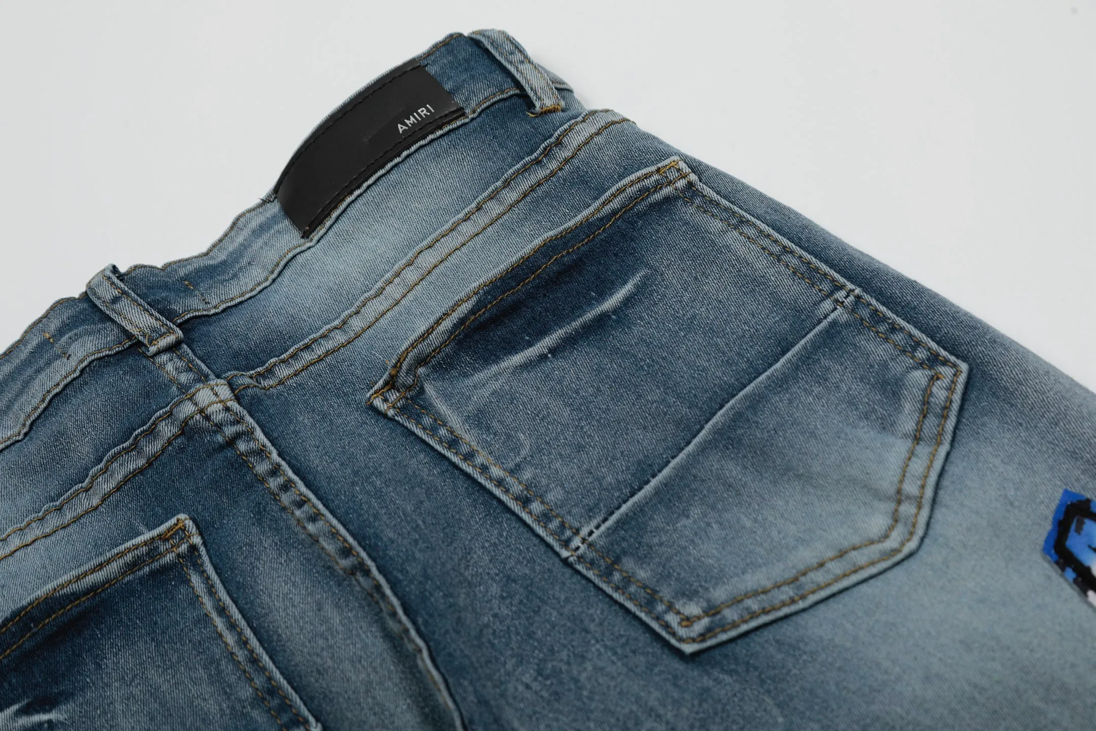 #M50 P168💰 Amiri classic embroidered patched leather ripped letter jeans, slim fit jeans, produced by a major washed factory, full of high-end feel, partially destroyed knee design with patchwork leather design, has been used as a facade design, leather waist nameplate, the focus of this style is not on the washing, but on the destroyed shape and version. The secret lies in the craftsmanship of the master. The cost of post-processing, grinding, cutting, etc. is far beyond the cost of assembly line products. Color: Picture color Size: 30-32-34-36